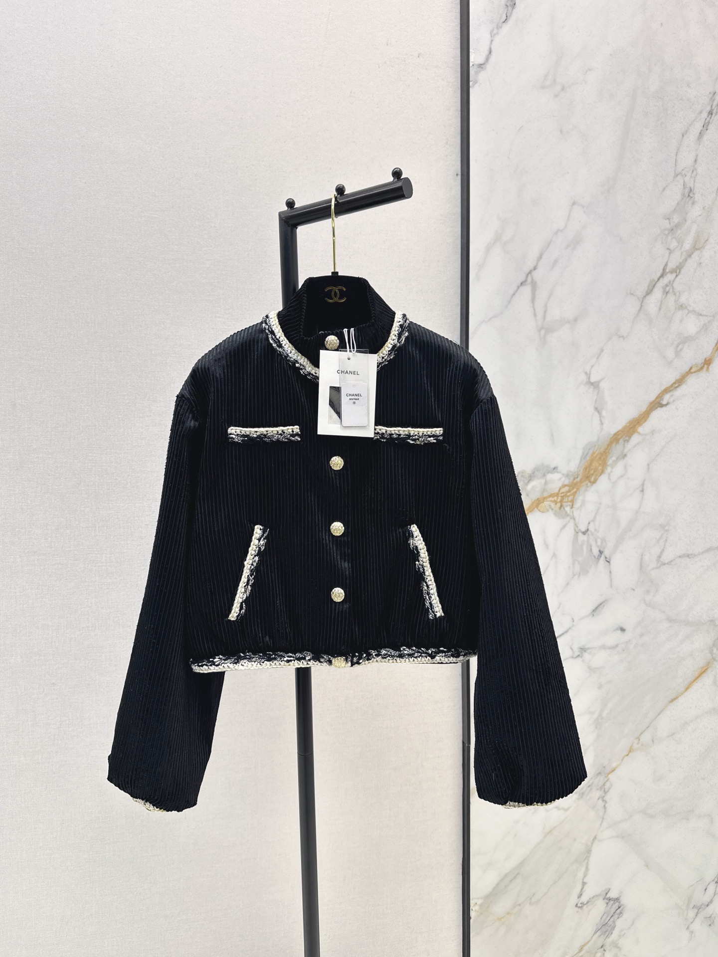 NO:567435,C Home 25Ss————The latest contrasting color corduroy jacket for autumn and winter is made of custom-made imported corduroy material. The texture is obvious and of high quality. The corduroy fabric creates an atypical fragrance. The whole body is bound with woven black and white contrasting three-dimensional binding embellishments. It is luxurious yet elegant. The outfit is fashionable and elegant. One color is available for sale sml,,chanel,jackets & coats,alexander wang19860909C家 25Ss————秋冬最新款撞色捆边灯芯绒外套定制进口灯芯绒材质 肌理明显质感上乘 灯芯绒面料打造非典型小香风 通体包边以编织黑白撞色立体捆边点缀 尽显奢华又不失雅致 穿搭时髦优雅 一色现货发售sml,,chanel,jackets & coats,alexander wang,Women's clothing