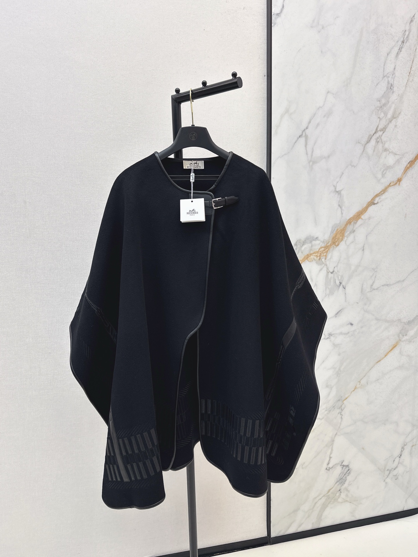 NO:567427,Recommended single style with dust bag Her 25Ss————The latest Bai Fumei must-have equestrian cloak jacket for autumn and winter recommended for high-intellectual wear~ New product layering artifact for autumn and winter Purely handmade double-sided nylon fabric Heavy craftsmanship and full hand oil edge craftsmanship 100% sheepskin splicing and positioning embroidery pocket design Dense needle craft embroidery brings a sense of luxury and high-end Elegant, intellectual and gentle temperament Imported 90 wool 10 cashmere fabric The texture is quite wide and stylish  The H-shaped version is effortless and has a smart temperament. It is versatile and fashionable. The upper body looks slim and tall. Three colors are available for sale now. sml, jackets & coats, sheepskin, alexander wang19860909配防尘袋爆单款推荐 Her 25Ss————秋冬最新款白富美必入马术斗篷外套高智感穿搭推荐～ 秋冬新品叠搭神器 纯手工制作双面尼面料 重工艺全手工油边工艺 百分百绵羊皮拼接定位刺绣口袋设计 密针工艺刺绣自带奢华高级感 优雅知性气质温柔 进口90羊毛10羊绒面料 质感挺阔有型 不挑人H版型气质干练 百搭时髦上身显瘦又高挑 三色现货发售sml,,jackets & coats,sheepskin,alexander wang,Women's clothing