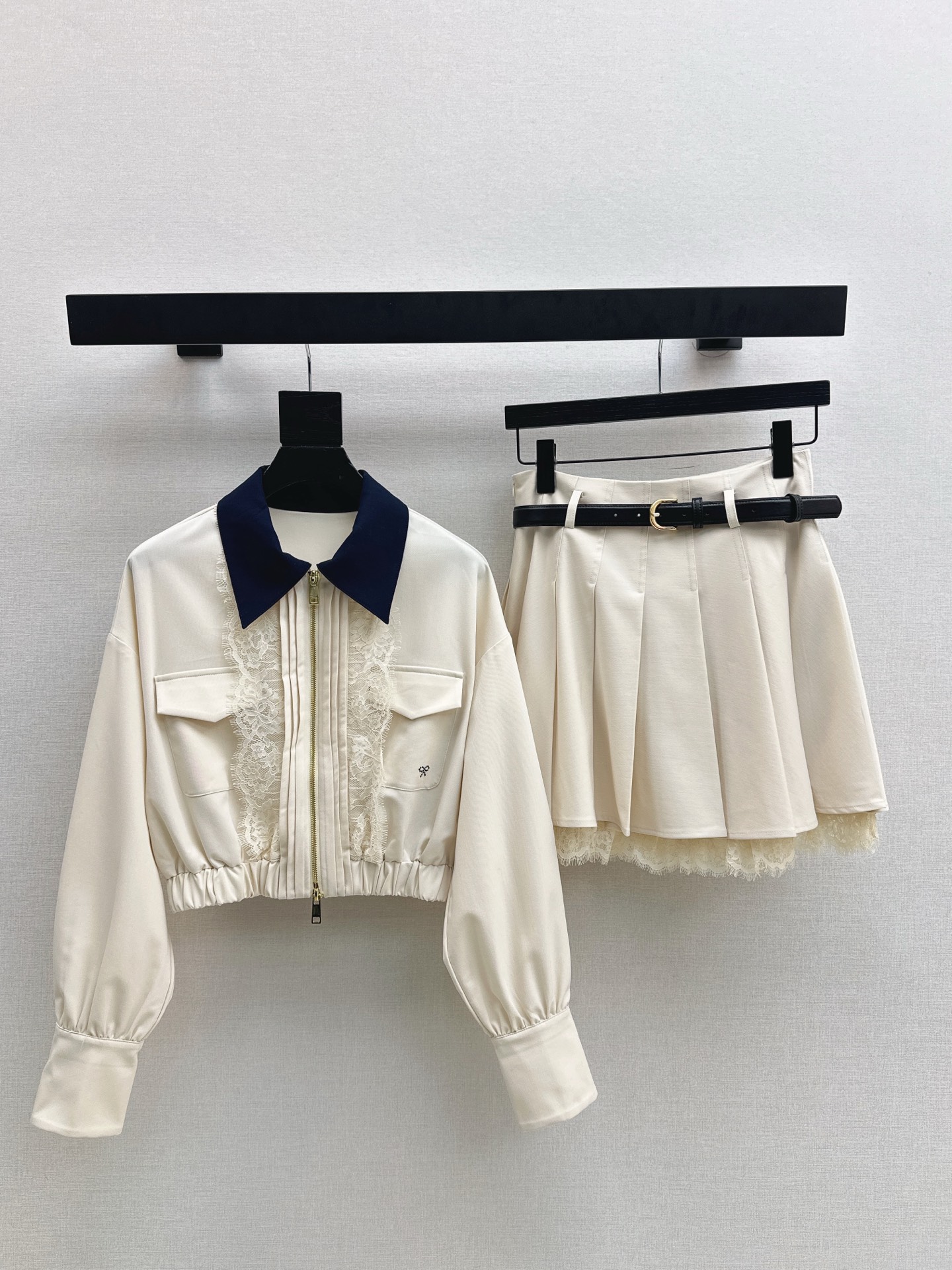 NO:567448,Jacket Skirt p-SP 25Ss——Latest ballet-style suit for autumn and winter Lace splicing lapel jacket + lace belt pleated skirt Light beige apricot color is high-end and not attractive. Atmosphere filter when you close your eyes. Ballet style design doubles the elegance and agility. Short coat is neatly cut to raise the waistline. Paired with pleated skirt to create the golden 37-7 ratio. Casual yet feminine to create a sweet and cool girl's outfit. Developed in one color.  Ready for sale sml,,skirts,jackets & coats,gold,alexander wang19860909外套 半裙p-SP 25Ss————秋冬最新款芭蕾风套装 蕾丝拼接翻领外套+蕾丝腰带百褶半裙 浅米杏色高级不挑人 闭眼入的氛围感滤镜 芭蕾风设计优雅灵动翻倍 短外套利落剪裁拉高腰线 搭配百褶短裙的黄金三七分比例 随性又不失柔美打造甜酷千金穿搭 一色分开发 现货发售sml,,skirts,jackets & coats,gold,alexander wang,Women's clothing