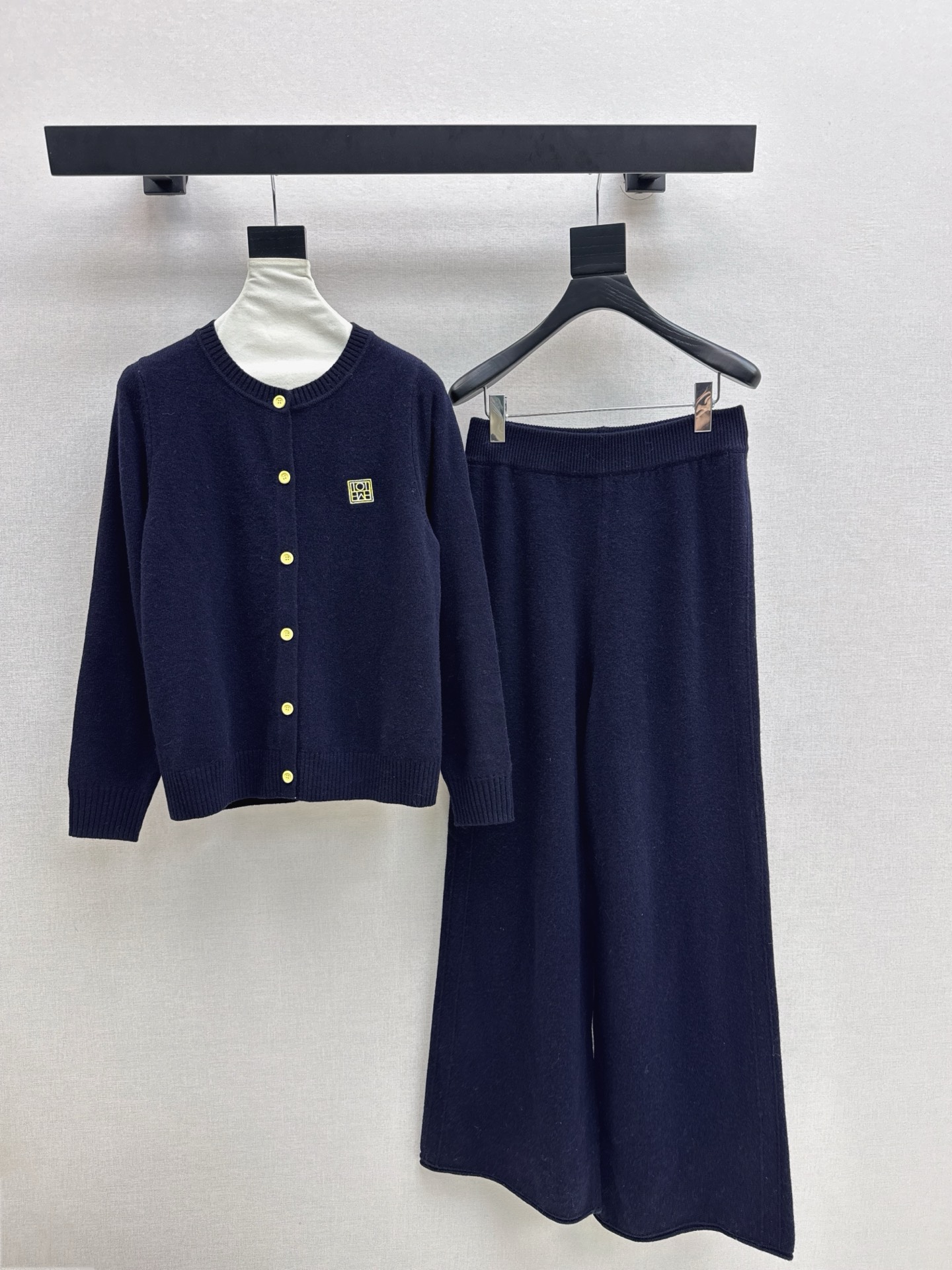 NO:567437,Tom ~ 25Ss - the latest lazy style wool suit in autumn and winter, contrasting embroidered fake two-piece cardigan + elastic waist straight pants, 100% worsted wool yarn fabric, simple and elegant lazy version, durable, warm and beautiful~~ The most practical and versatile boutique, autumn and winter base layering for daily high-end!  !  Extra large elasticity, no matter the body shape, sold in a set, three colors available for sale, sml, tom ford, alexander wang19860909Tom ～25Ss———秋冬最新款慵懒风羊毛套装撞色刺绣假两件开衫+松紧腰直筒裤 百分百精纺羊毛纱线面料 简约大气慵懒版型 经久耐穿 保暖度和颜值却都在线～～最实穿百搭的精品 秋冬打底叠穿日常高级！！超大弹力不挑身材一套出售 三色现货发售sml,,tom ford,alexander wang,Women's clothing