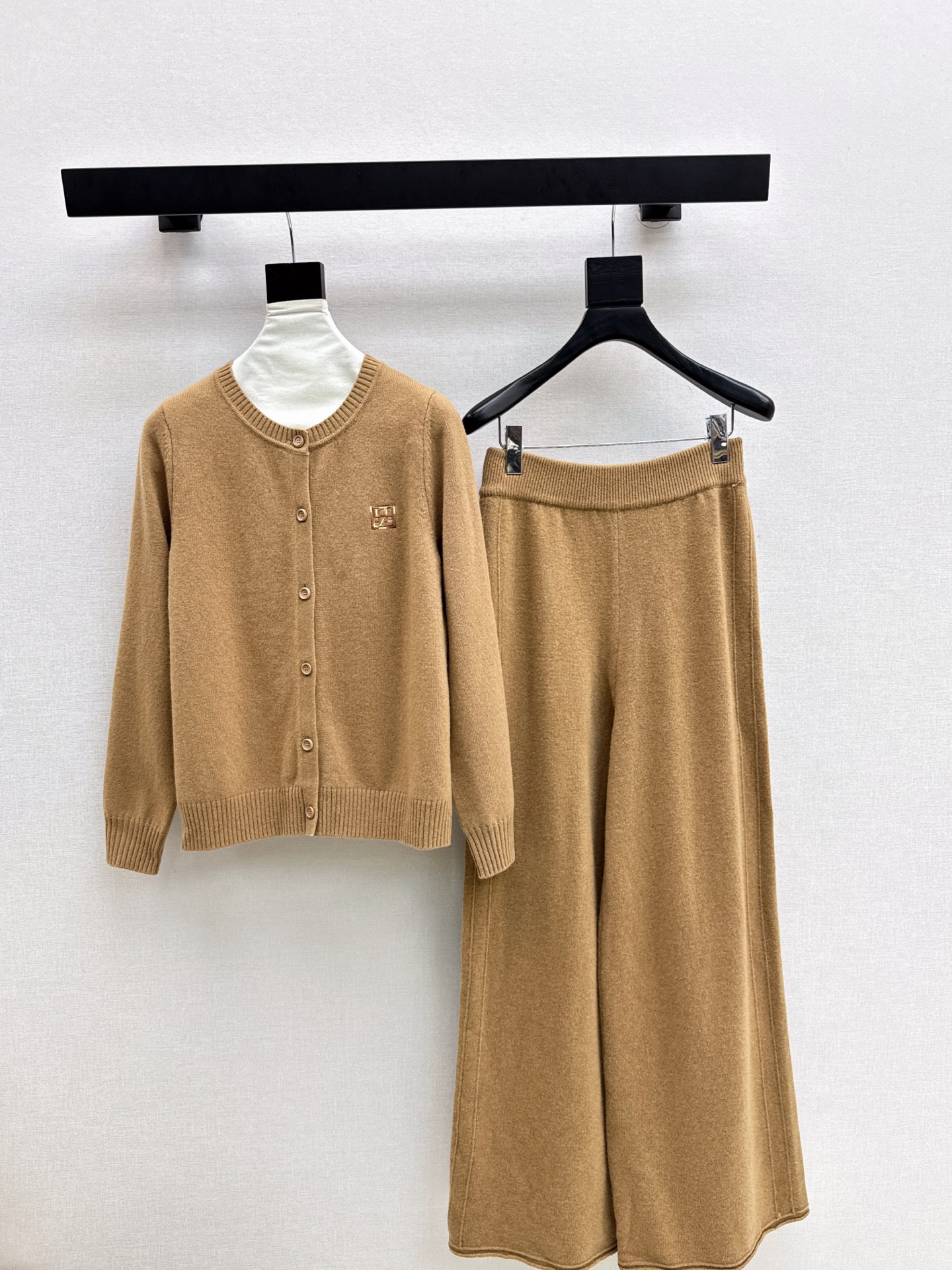 NO:567441,Tom ~ 25Ss - the latest lazy style wool suit in autumn and winter, contrasting embroidered fake two-piece cardigan + elastic waist straight pants, 100% worsted wool yarn fabric, simple and elegant lazy version, durable, warm and beautiful~~ The most practical and versatile boutique, autumn and winter base layering for daily high-end!  !  Extra large elasticity for sale in a set that doesn't fit your body shape. Three colors are available for sale now. SML, Tom Ford, Alexander Wang19860909Tom ～25Ss———秋冬最新款慵懒风羊毛套装撞色刺绣假两件开衫+松紧腰直筒裤 百分百精纺羊毛纱线面料 简约大气慵懒版型 经久耐穿 保暖度和颜值却都在线～～最实穿百搭的精品 秋冬打底叠穿日常高级！！超大弹力不挑身材一套出售 三色现货发售sml,,tom ford,alexander wang,Women's clothing