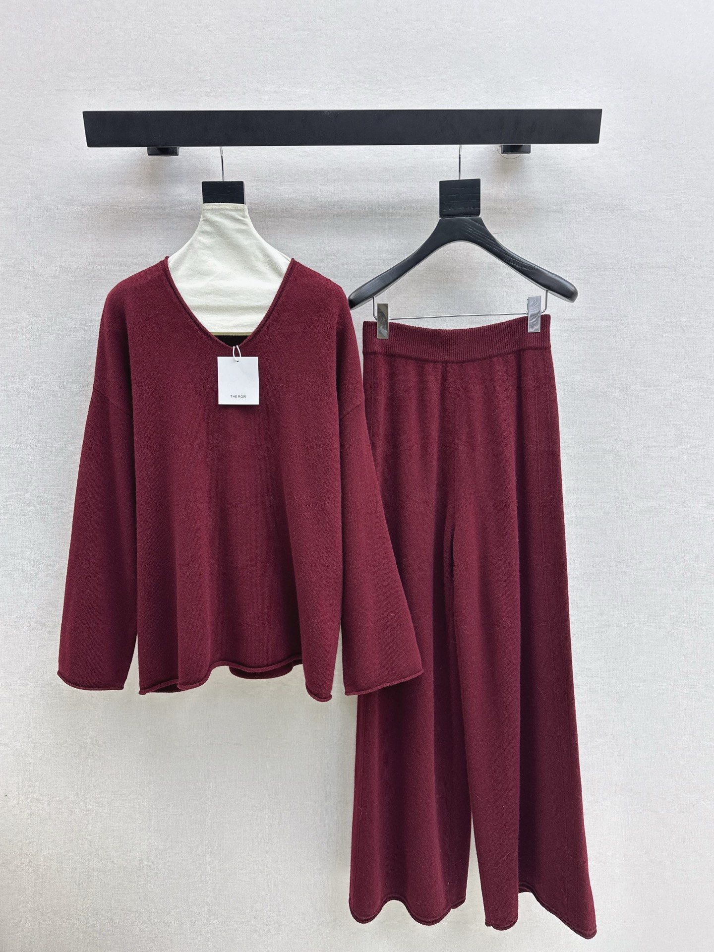 NO:568403,Exclusive model ~ Row 25Ss - the latest minimalist style wool suit for autumn and winter V-neck long-sleeved knitted sweater + elastic waist straight pants. Thickened 100% wool yarn. Warmth is online ~ Custom ordered series. So good to wear ~ impeccable colors and styles. A must-have for lazy people. It looks good with any combination. Minimalist old money style fashionable look. One set. Three colors available for sale sml,,sweaters,alexander wang19860909独家款～ Row 25Ss———秋冬最新款极简风羊毛套装V领长袖针织毛衣+松紧腰直筒裤 加厚百分百羊毛纱线 保暖度在线～ 客定爆单系列 好穿到尖叫～颜色跟版型都无可挑剔 懒人必备一套怎么搭都好看 极简老钱风时髦Look 一套出 三色色现货发售sml,,sweaters,alexander wang,Women's clothing