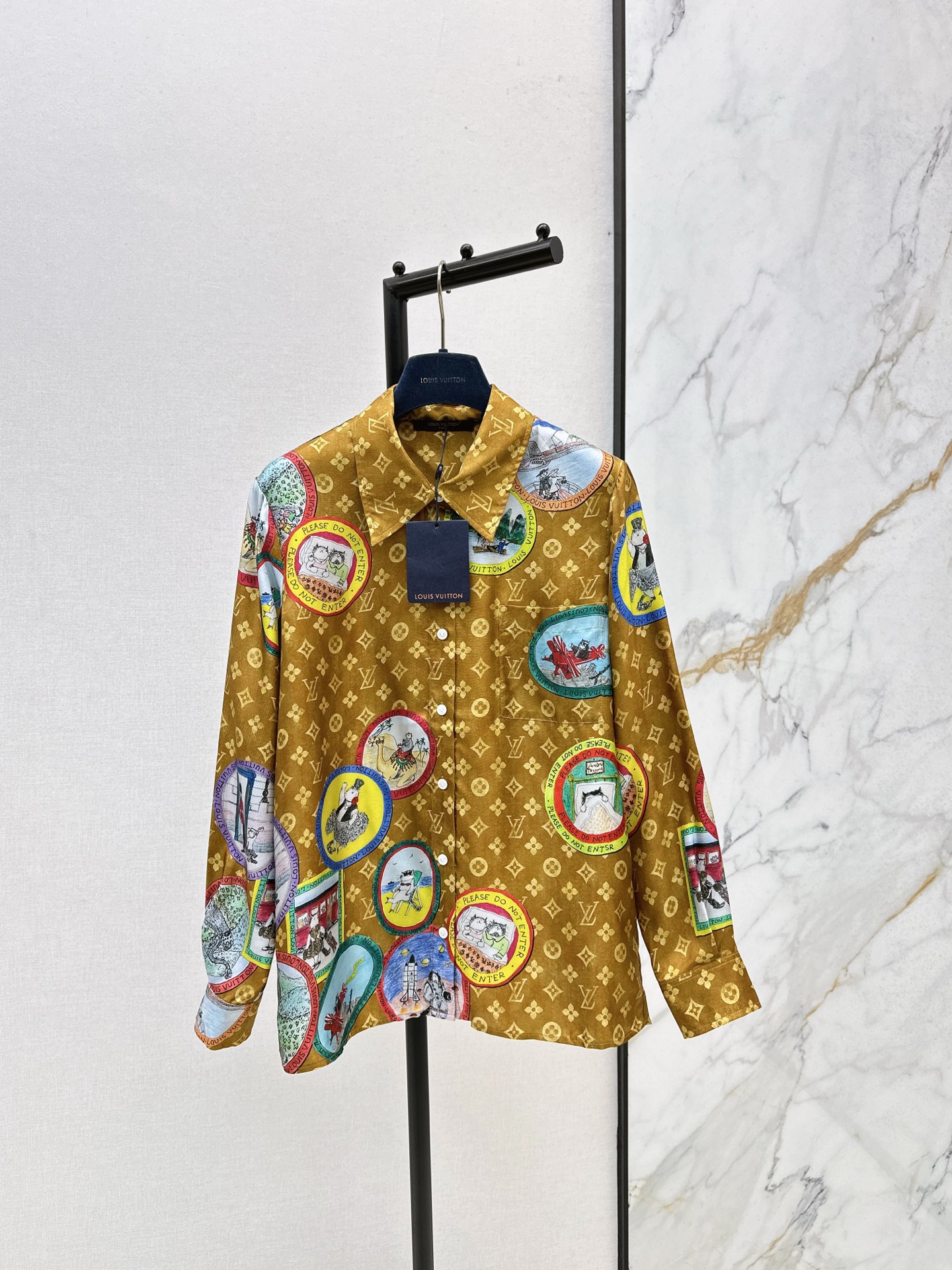 NO:568442,L family 25Ss——the latest fairy-looking co-branded series in autumn and winter, classic MONOGRAM dark pattern logo positioning cat badge printing silk shirt 100% silk twill fabric, temperament shirt collar H version upper body to reduce age, classic fashion and high-end, a must-have artifact for white and rich beauty, positioning flower, three-dimensional tailoring, versatile, no choice, one color, ready for sale smlxl,, louis vuitton, shirts, real silk, alexander wang19860909L家 25Ss———秋冬最新款神仙颜值联名系列经典MONOGRAM暗纹logo定位猫咪徽章印花真丝衬衫百分百真丝斜纹绸面料 气质衬衫领H版型上身减龄绝绝子 经典时髦又高级 白富美必备神器 定位花立体裁版型百搭不挑人一色现货发售smlxl,,louis vuitton,shirts,real silk,alexander wang,Women's clothing