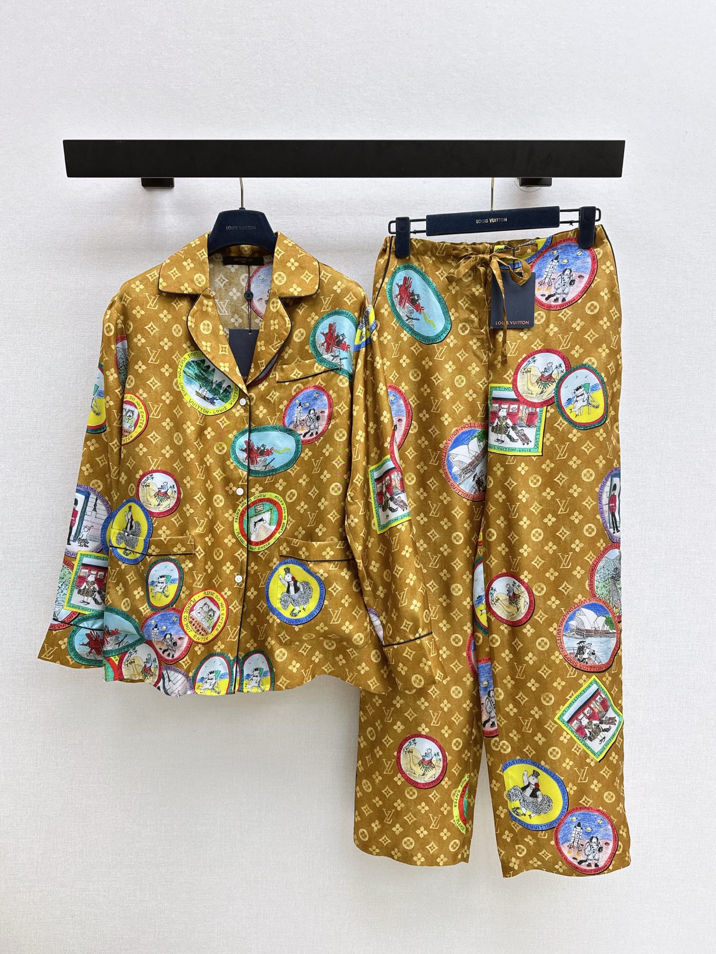 NO:568427,L Family 25Ss————The latest fairy-looking co-branded series in autumn and winter, the classic MONOGRAM dark pattern logo positioning cat badge printed silk shirt, 100% silk twill fabric, pajamas style strappy edge lapels, H loose version design, upper body to reduce age!  Classic, fashionable and high-end, a must-have artifact for white and rich women. The floral tailoring is versatile and easy to match. Available in one color, smlxl, louis vuitton, shirts, real silk, alexander wang19860909L家 25Ss————秋冬最新款神仙颜值联名系列经典MONOGRAM暗纹logo定位猫咪徽章印花真丝衬衫百分百真丝斜纹绸面料 睡衣风捆条边翻领H宽松版型设计上身减龄绝绝子！经典时髦又高级 白富美必备神器 定位花立体裁版型百搭不挑人 一色现货发售smlxl,,louis vuitton,shirts,real silk,alexander wang,Women's clothing