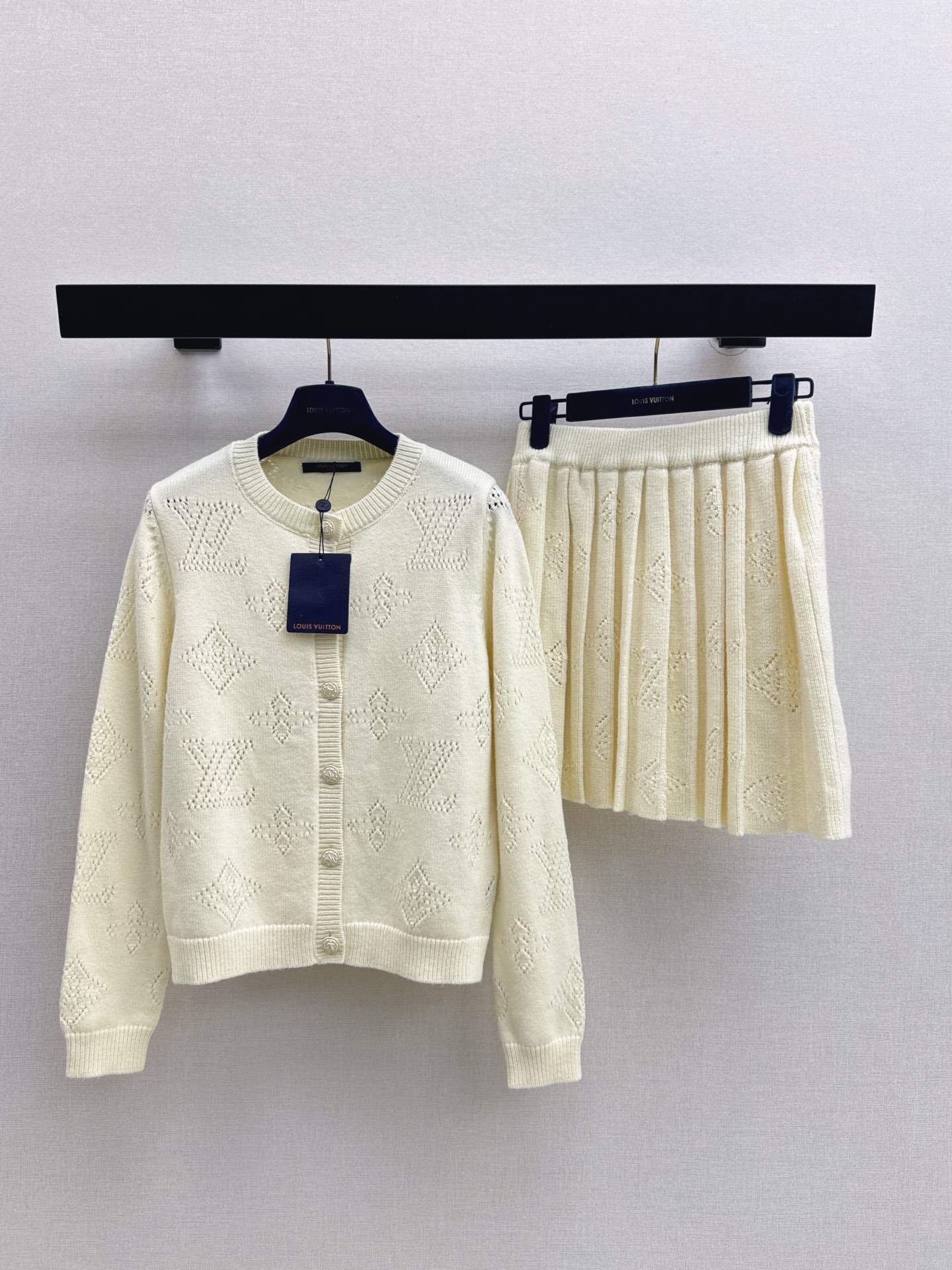 NO:568422,Age-reducing outfits L Home 25Ss - the latest Monogram floral college-style suit for autumn and winter, round neck knitted cardigan + pleated skirt Swiss machine heavy industry positioning twill inlay technology throughout the fashion and high-end sense 100% wool yarn texture is awesome Black and white color matching for age-reducing temperament Classic version is fashionable and high-end Must-have white and rich beauty Not picky about the upper body to look slim One set Two colors available for sale sml,, louis  vuitton,skirts,alexander wang19860909减龄感穿搭 L家 25Ss————秋冬最新款Monogram花学院风套装圆领针织开衫+百褶半裙 瑞士机重工定位缕孔嵌花工艺贯穿时髦高级感 百分百羊毛纱线质感超赞 黑白配色减龄气质 经典版型时髦又高级 白富美必入 不挑人上身巨显瘦 一套出 两色现货发售sml,,louis vuitton,skirts,alexander wang,Women's clothing