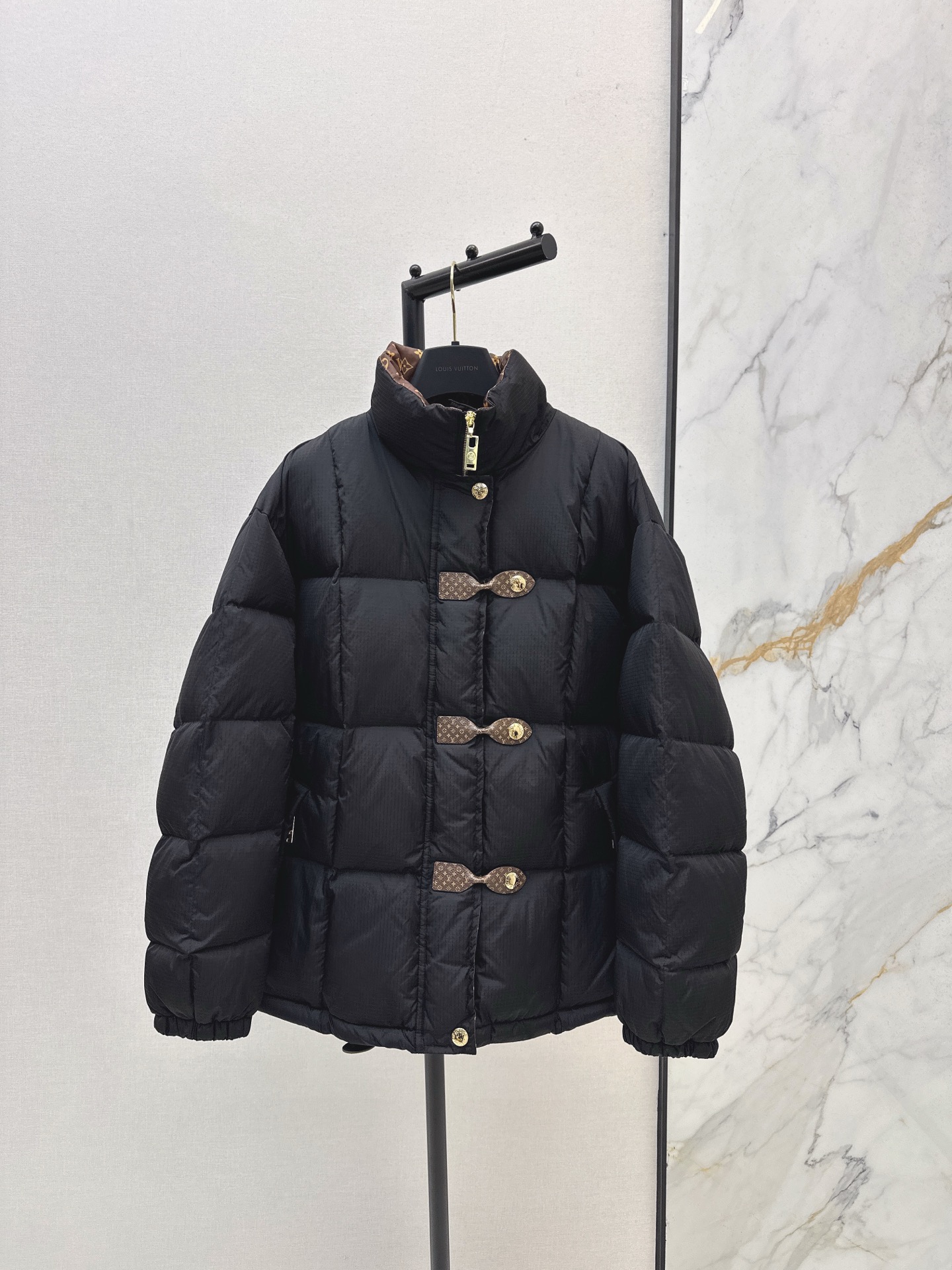 NO:568417,Equipped with dust bag Ljia 25Ss - the latest mid-length down jacket with stand collar and leather buckle in autumn and winter. Customized windproof and waterproof nylon material. Down-filled lining. The whole piece is fluffy and warm. Zipper leather buckle double protection version. The lining is classic brown presbyopia and the front clover letter logo leather buckle. It runs through the brand concept. It is the first choice for layering in autumn and winter. Comes with dust bag. Two colors are available for sale sml, louis vuitton, jackets & coats, down  jacket,alexander wang19860909配防尘袋L家 25Ss———秋冬最新款立领皮扣中长款羽绒外套定制防风防水尼龙材质 羽绒填充内里 整件蓬松保暖 拉链皮扣双保障版型 内衬经典棕色老花与前襟四叶草字母徽标皮扣呼应 贯穿品牌理念 秋冬叠穿首选 配有防尘袋 两色现货发售sml,,louis vuitton,jackets & coats,down jacket,alexander wang,Women's clothing