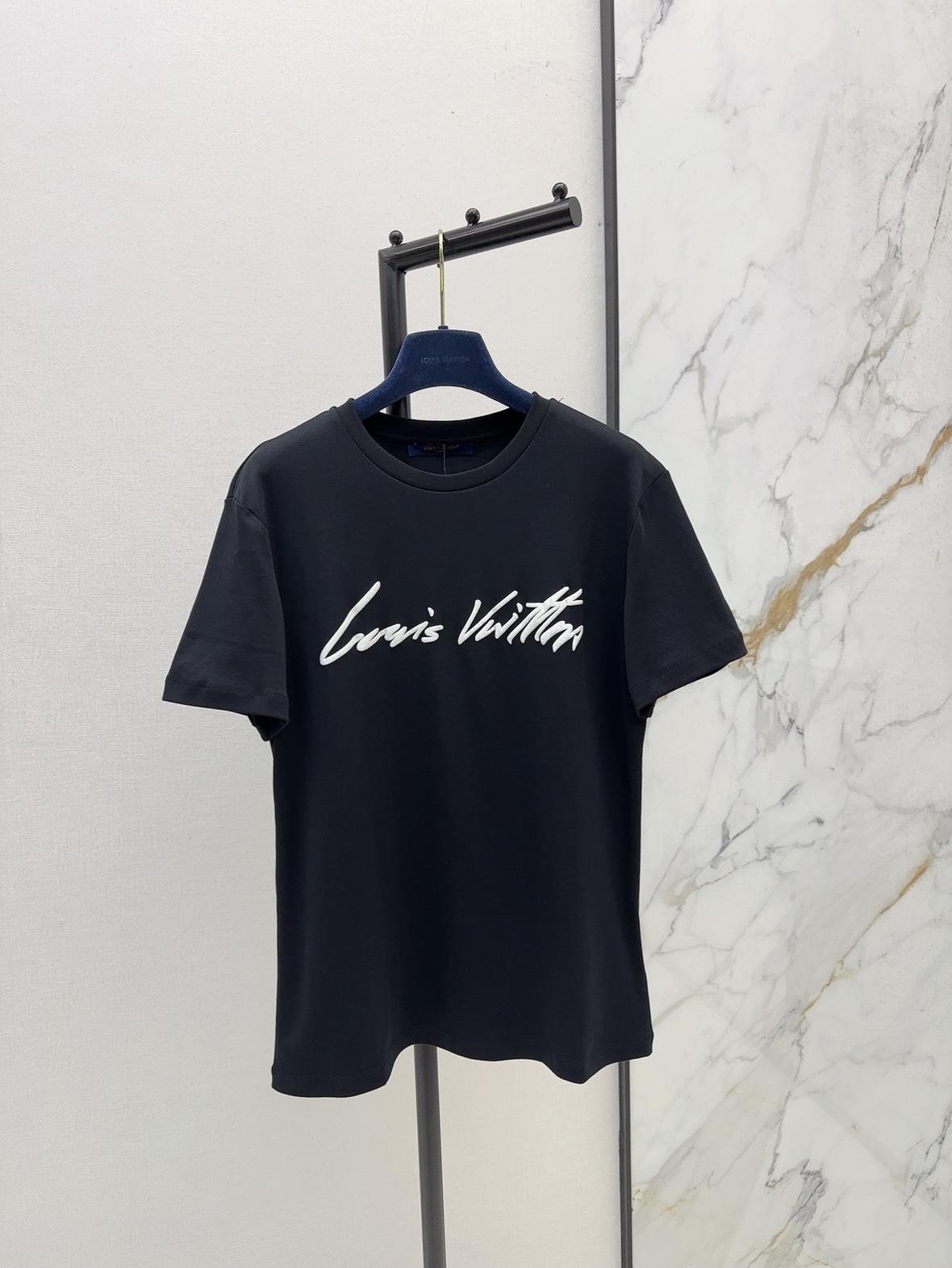 NO:568412,L Family 25Ss————The latest autumn and winter logo letter contrast printing round neck T-shirt, custom-made mercerized cotton fabric, breathable, comfortable and full of texture, regular loose T-shirt cutting, showing a slimming visual effect, using printing technology on the chest to restore the appearance, the fashionable and high-end sense is immediately apparent, fashionable and relaxed, can be worn alone and stylish. One color is available for sale sml, louis vuitton, tees, t-shirt, alexander wang19860909L家 25Ss————秋冬最新款logo字母撞色印花圆领T恤定制丝光全棉面料 透气舒适质感十足 常规宽松T恤裁剪 呈现显瘦视觉效果,胸前利用印花工艺还原品相 时尚高级感立刻显现 时髦松弛 单穿内搭都出彩时髦 一色现货发售sml,,louis vuitton,tees，t-shirt,alexander wang,Women's clothing