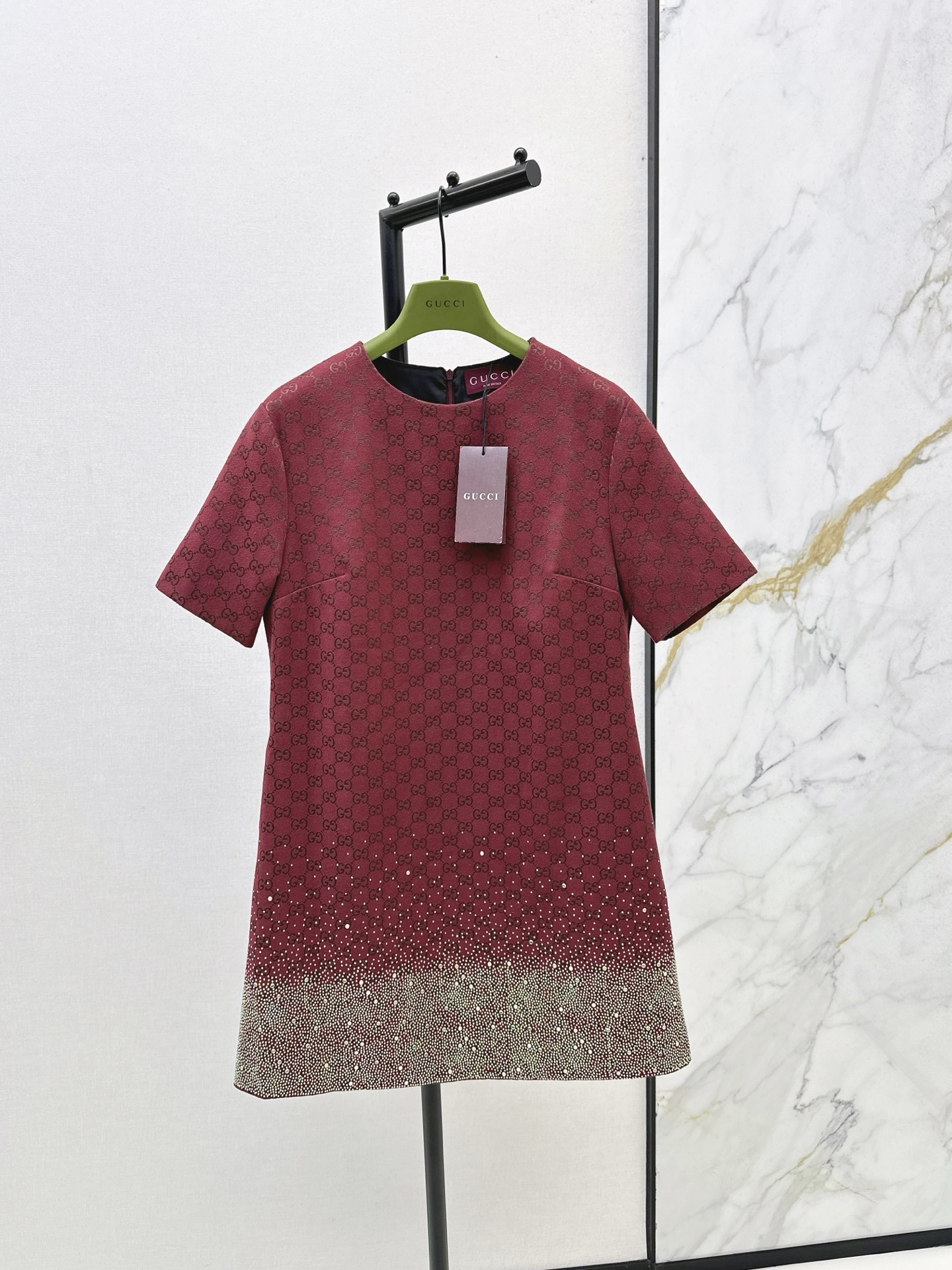 NO:568407,Gu 25Ss - the latest heavy-duty hot-drilled jacquard dress for autumn and winter, custom-made imported jacquard material, high-end texture, crisp and stylish, round neck short-sleeved dress version, double G jacquard printed all over, chest pleats, visually slimming, advanced and crisp shape, heavy-duty hot rhinestones embellished on the hem, sparkling when viewed from near, gradient luster when viewed from a distance, creating a brand-specific sweet and cool style, adding fur to enhance aura, a must-have fashion item for autumn and winter  Two colors ready for sale smlxl,,skirts,T-shirt,alexander wang19860909Gu 25Ss————秋冬最新款重工烫钻提花连衣裙定制进口提花材质 质感高级 挺括有型 圆领短袖连衣裙版型 满印双G提花 胸前褶皱走线 视觉显瘦 造型高级挺括 衣摆点缀重工烫钻 近看闪耀远看闪现渐变光泽 打造品牌专属甜酷风 搭配皮草更显气场 秋冬必备时尚单品 两色现货发售smlxl,,skirts,T-shirt,alexander wang,Women's clothing