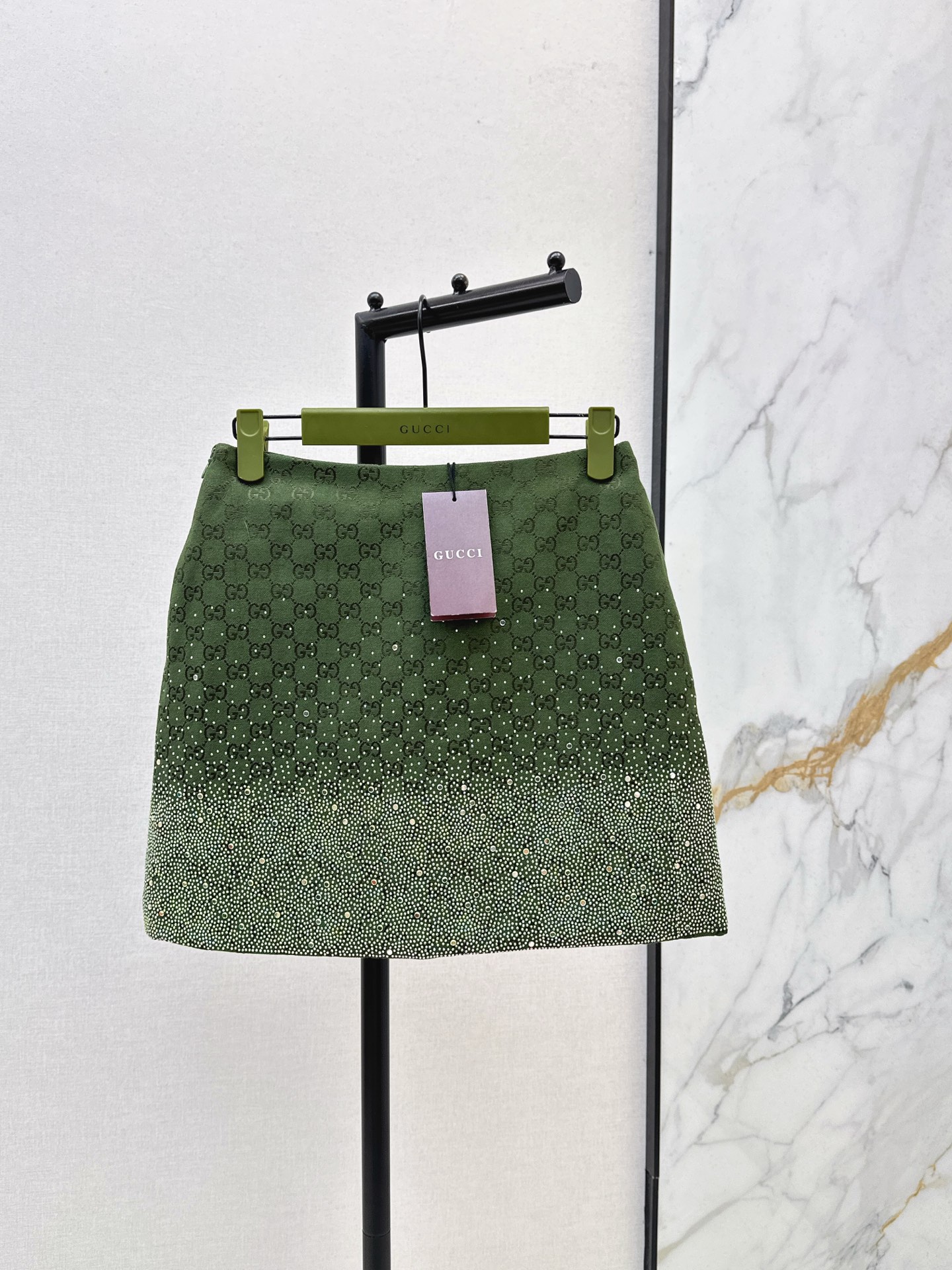 NO:568441,Heavy-duty hot-drilled cotton jacket + skirt. Imported jacquard material. High-end crisp and stylish texture. Lapel-shaped cotton jacket style. Diamond pattern embossing on the inside. Down cotton filling. Double G jacquard printed all over the body. Gun-notched lapels with front buttons. High-end and crisp shape. The hem flap pockets are embellished with heavy-duty hot rhinestones at the bottom to create the brand's exclusive sweet and cool style. The details echo to add aura. It is a must-have fashion item for autumn and winter. Two colors are developed separately.  Ready for sale smlxl,,skirts,jackets & coats,down jacket,alexander wang19860909重工烫钻棉服外套+半裙 进口提花材质 质感高级挺括有型 翻领廓形棉服外套版型 内里菱格走线压纹 羽绒棉填充 大身满印双G提花 枪驳翻领搭配前襟纽扣 造型高级挺括 衣摆翻盖口袋向下处点缀重工烫钻 打造品牌专属甜酷风 细节呼应更显气场,秋冬必备时尚单品 两色分开发 现货发售smlxl,,skirts,jackets & coats,down jacket,alexander wang,Women's clothing