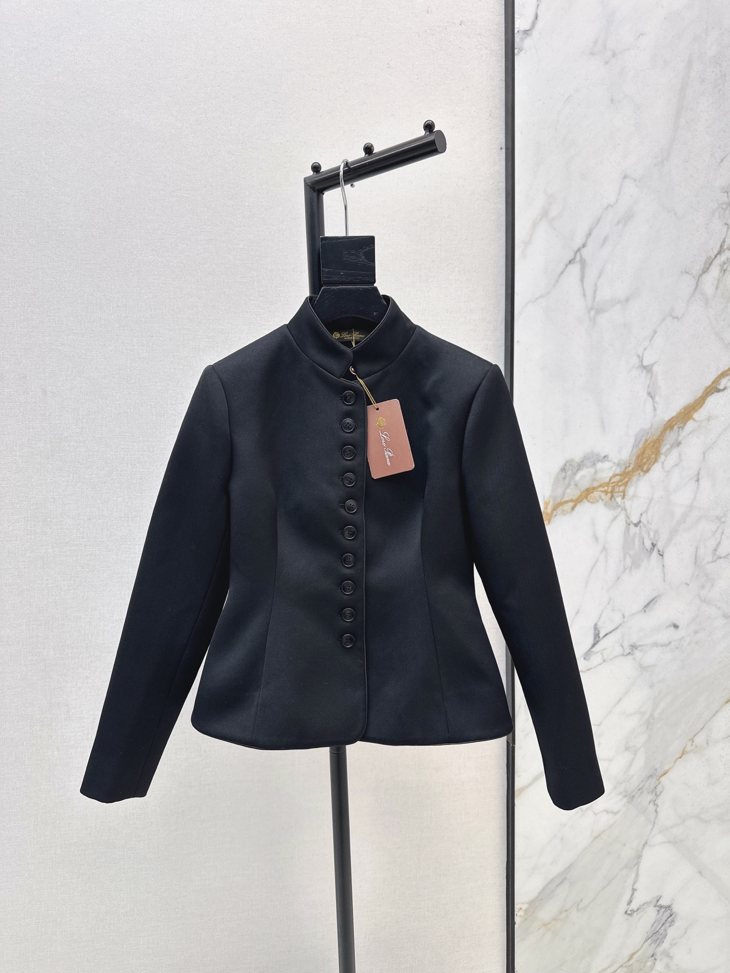 NO:568421,310L 25Ss - the latest high-end old-money style stand-collar single-breasted blazer for autumn and winter. The waistline curve makes the softness sublime in the toughness. The custom-made fabric texture is amazing. The 3D three-dimensional tailoring design upper body is capable and elegant. Goddess Style. Easy to control for commuting. Casual matching to interpret different styles. One color available for sale sml, loro piana, jackets & coats, business suit, alexander wang19860909310L 25Ss———秋冬最新款高级老钱风穿搭立领单排扣西装外套 腰部收腰曲线让柔美在硬朗中升华 定制面料质感超赞 3D立体剪裁设计上身干练优雅气场女神Style 通勤穿搭轻松驾驭 随性搭配演绎不同风格 一色现货发售sml,,loro piana,jackets & coats,business suit,alexander wang,Women's clothing