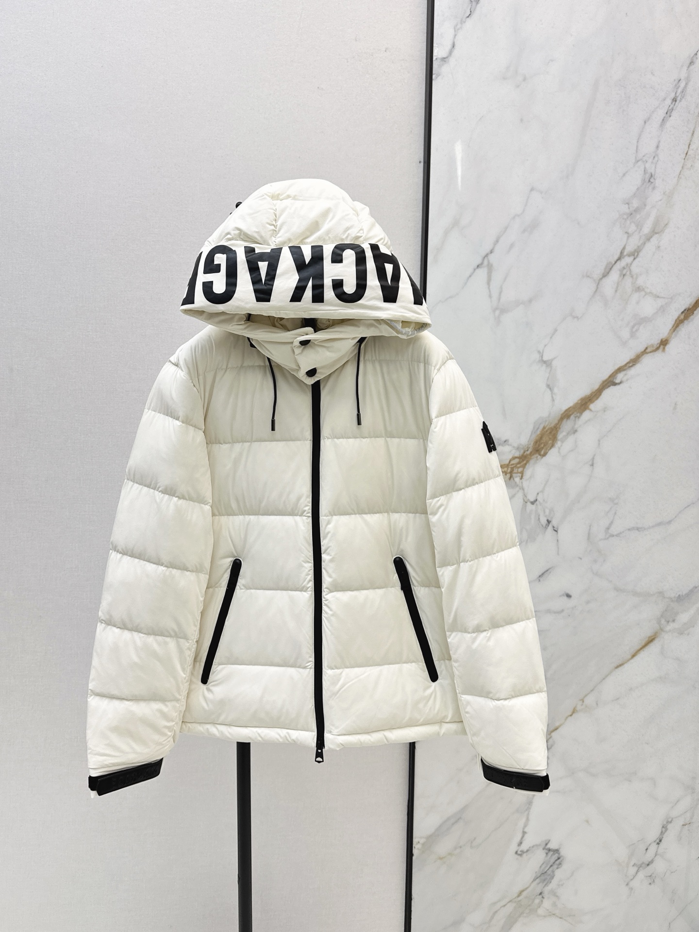 NO:568416,Comes with dust bag MKE 25Ss - the latest classic autumn and winter style hooded down bread jacket with logo leather label decoration. Same style for men and women ~ the hood is detachable. The original custom-made memory silk has a great texture. Age-reducing and handsome girl style. The H version of the bread jacket is casual and super fashionable. The national standard 90 white duck down filling is light, warm and comfortable. The original hardware accessories are very detailed. Recommended. Two colors are available in stock. mlxl,, down jacket, hats, alexander wang19860909配防尘袋MKE 25Ss———秋冬最新款经典款logo皮标装饰连帽羽绒面包服 男女同款～帽子可拆卸 原版定制记忆丝质感超赞 减龄帅气少女风 面包服H版型随性搭配超时髦 国标90白鸭绒填充 轻盈保暖又舒适 原版五金配件 细节很加分 推荐 两色现货发售mlxl,,down jacket,hats,alexander wang,Women's clothing