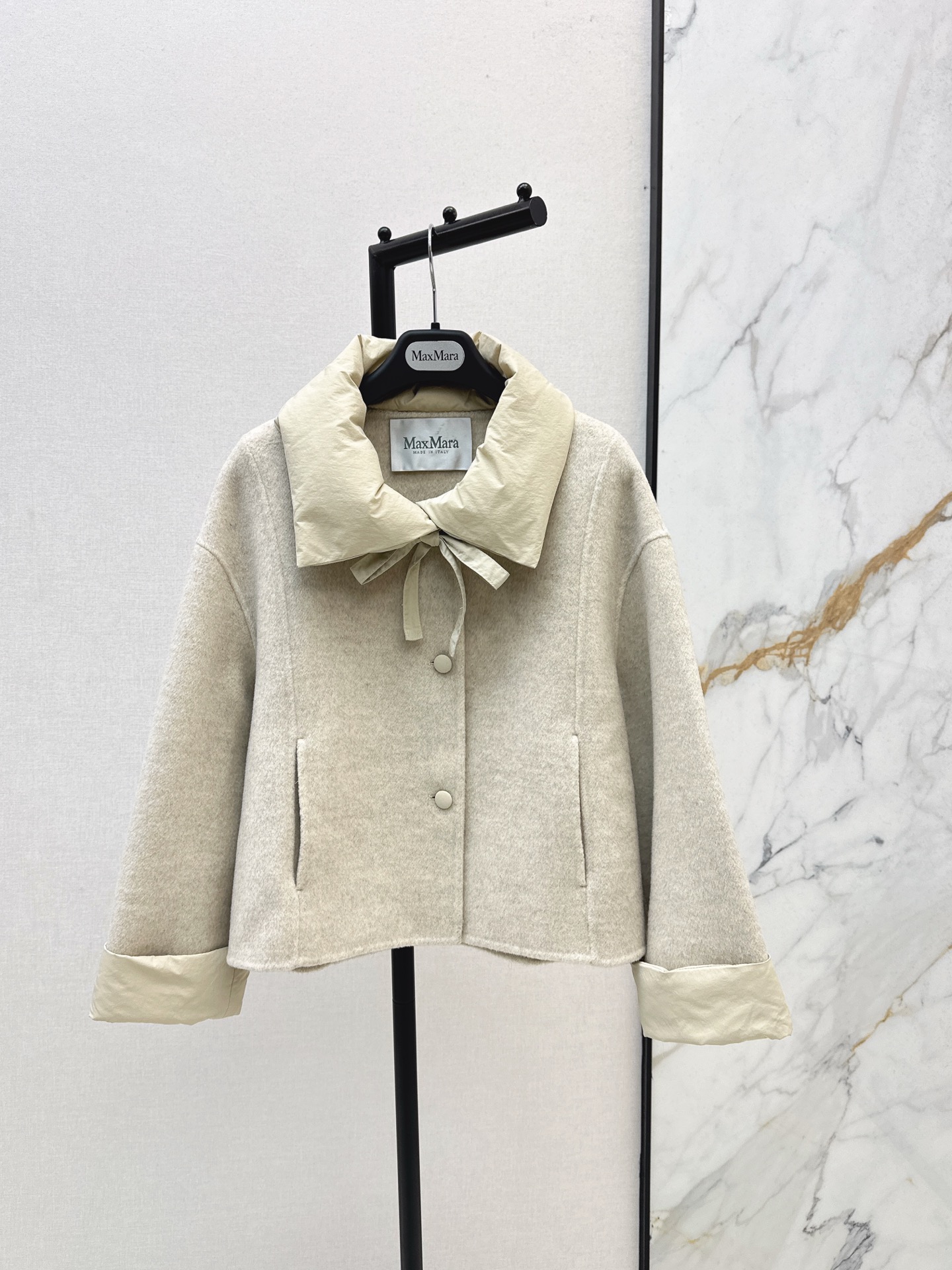 NO:568411,Max 25Ss - the latest autumn and winter down lapel spliced double-sided nylon jacket, classic H loose version, three-dimensional tailoring, elegant and intellectual style, national standard 90 white goose down filling, splicing design, luxurious and advanced, custom-spun double-sided wool fabric is soft and delicate, loose version is lazy and casual, perfect tailoring and versatile, the upper body looks thin and tall, imported fabric texture is upright and stylish, perfect workmanship quality depends on the details, recommended, two colors are on sale sml,,jackets &  coats,down jacket,alexander wang19860909Max 25Ss———秋冬最新款羽绒翻领拼接双面尼外套经典H宽松版型 立体裁剪优雅知性风 国标90白鹅绒填充 拼接设计奢华又高级 定纺双面羊毛面料柔软细腻 宽松版型慵懒随性 完美剪裁百搭上身显瘦又高挑 进口面料质感立挺有型 完美做工品质看细节 推荐 两色现货发售sml,,jackets & coats,down jacket,alexander wang,Women's clothing