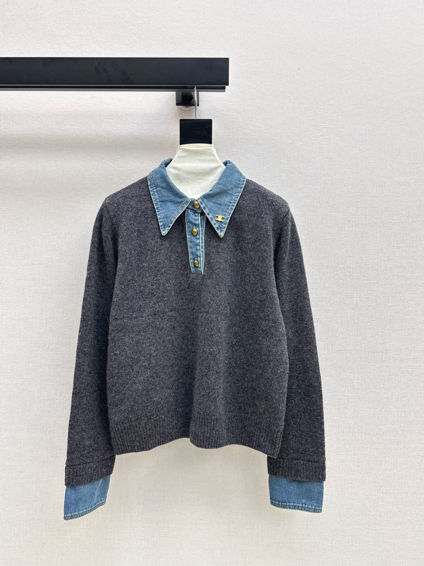 NO:568391,Exclusive model ~ CE 25Ss————The new autumn and winter denim stitching polo sweater is full of fashion. It is recommended to buy it. It is easy to wear for age reduction. A must-have for layering. It is very eye-catching. The wool yarn is extra points for warmth. Two colors are available in stock. sml,,sweaters,alexander wang19860909独家款～ CE 25Ss————秋冬新款牛仔拼接polo毛衣时髦感十足 推荐入手 减龄又好穿 叠穿必备 非常吸睛 羊毛纱线保暖加分 两色现货发售sml,,sweaters,alexander wang,Women's clothing