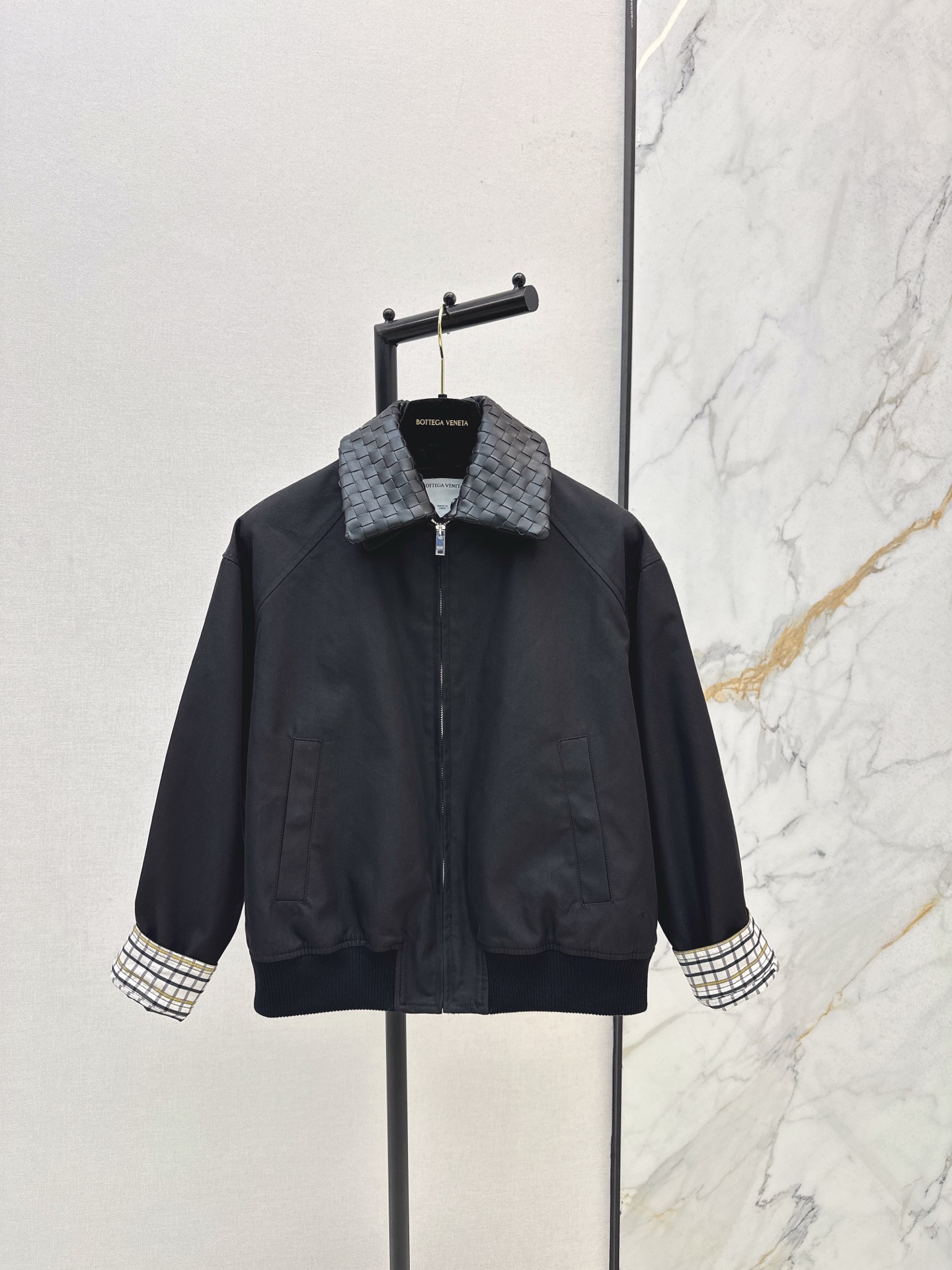 NO:568371,Long-termist Barn style fashionable outfit Bv 25Ss————The latest woven lapel splicing jacket for autumn and winter Customized imported artificial environmentally friendly wool woven collar detachable design High-count twill cotton fabric is quite wide and advanced Retro modern three-dimensional tailoring version is advanced and fashionable Drop shoulders and elastic waist are versatile and not flattering The upper body is slimming Customized plaid lining Details are extra points Two colors are available for sale sml,,bottega veneta,jackets & coats,jackets &  coats,alexander wang19860909长期主义巴恩风时髦穿搭 Bv 25Ss————秋冬最新款编织翻领拼接夹克外套定制进口人造环保羊毛编织领可拆卸设计 高支斜纹棉面料挺阔有进 复古摩登立体剪裁版型高级又时髦 落肩松紧收腰百搭不挑人上身巨显瘦 定制格纹内衬 细节加分 两色现货发售sml,,bottega veneta,jackets & coats,jackets & coats,alexander wang,Women's clothing