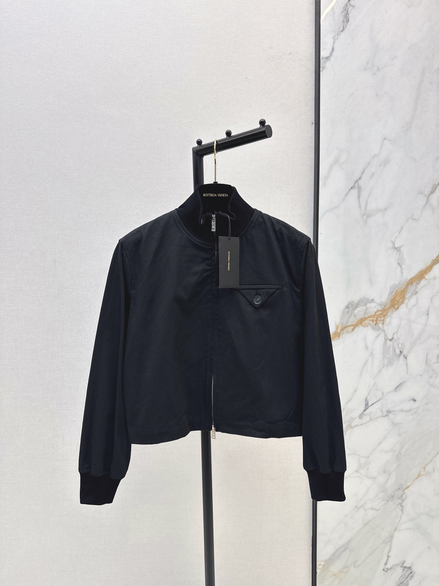 NO:568366,Long-term fashionable wear Bv 25Ss - the latest inverted triangle folding design jacket for autumn and winter. The high-count twill cotton fabric is very wide and progressive. The retro modern three-dimensional tailoring is advanced and fashionable. The dropped shoulders and elastic waist are versatile and not flattering. The upper body is slimming. Customized plaid lining. Extra points for details. Two colors are on sale now. sml,,bottega veneta,jackets & coats,jackets & coats,alexander wang19860909长期主义时髦穿搭 Bv 25Ss————秋冬最新款倒三角折叠设计夹克外套 高支斜纹棉面料挺阔有进 复古摩登立体剪裁版型高级又时髦 落肩松紧收腰百搭不挑人上身巨显瘦 定制格纹内衬 细节加分 两色现货发售sml,,bottega veneta,jackets & coats,jackets & coats,alexander wang,Women's clothing