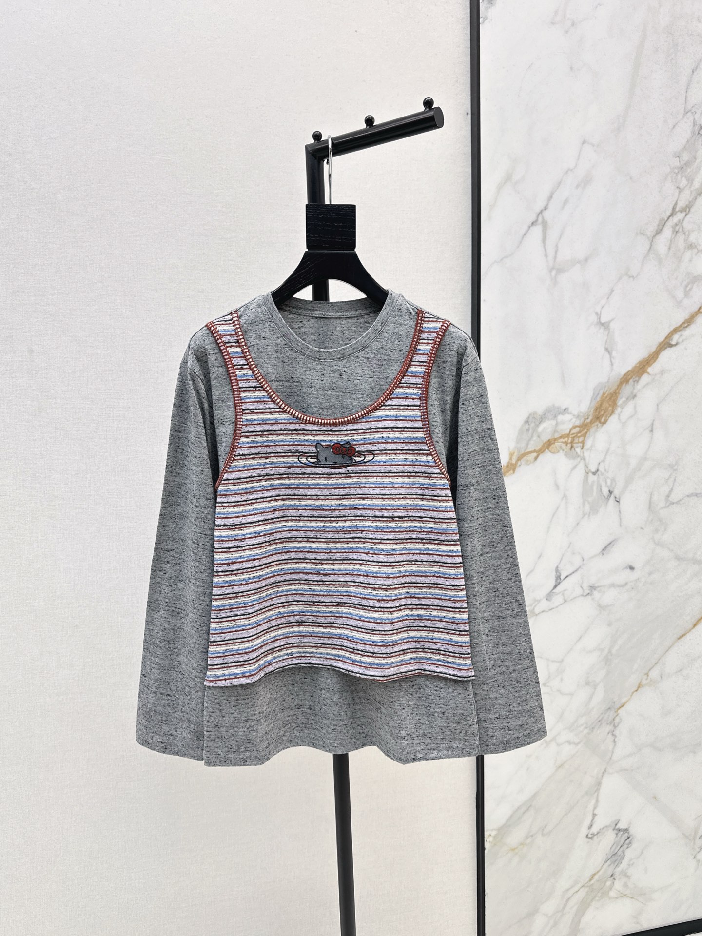 NO:569390,Fashionable design 25Ss - the latest fake two-piece design long-sleeved T-shirt for autumn and winter. Contrasting color raglan sleeve design. Casual recommendation. Daily essential. It can be worn alone as a base. Simple and fashionable look. The color is very versatile. The small silhouette hides the flesh and makes you look slim. One color is available in stock. sml, tees, t-shirt, alexander wang19860909时髦设计 25Ss———秋冬最新款假两件设计长袖T恤 撞色插肩袖设计 休闲推荐 日常必备款 单穿打底都OK 简洁和时髦look 颜色非常百搭 小廓形藏肉显瘦 一色现货发售sml,,tees，t-shirt,alexander wang,Women's clothing