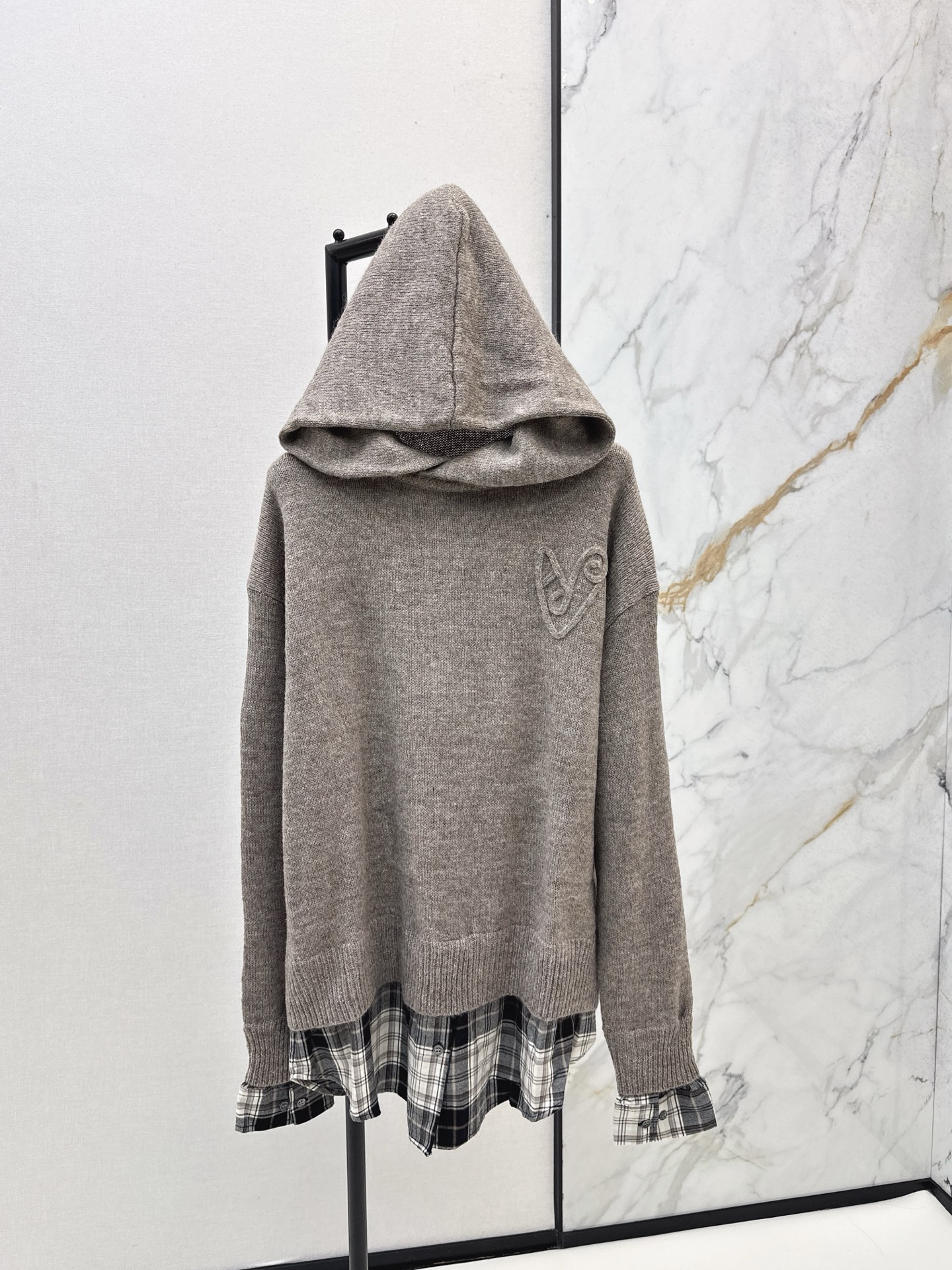 NO:569364,Acn~ E 25Ss————The latest fake two-piece double-layer cashmere hooded sweater for autumn and winter. The fake two-piece design is soft, delicate and supportive, bringing a warm and light wearing experience. The regular fit is simple and elegant, taking into account both comfort and layering. The front kangaroo pocket adds a casual atmosphere. The hood is embellished with the brand logo, releasing the iconic identity in a low-key manner. It can show a casual and sophisticated winter style whether worn alone or with a jacket. One color is available for sale sml,,jackets &  coats,sweaters,hats,alexander wang19860909Acn～ E 25Ss————秋冬最新款假两件双层羊绒连帽毛衣 假两件设计柔软细腻而富有支撑力 带来温润而轻盈的穿着体验 常规版型简洁大方 兼顾舒适与层次感 正面袋鼠口袋增添休闲氛围 连帽上点缀品牌徽标,低调中释放标志性身份 无论单穿或内搭外套皆能展现随性而精致的冬日风格 一色现货发售sml,,jackets & coats,sweaters,hats,alexander wang,Women's clothing