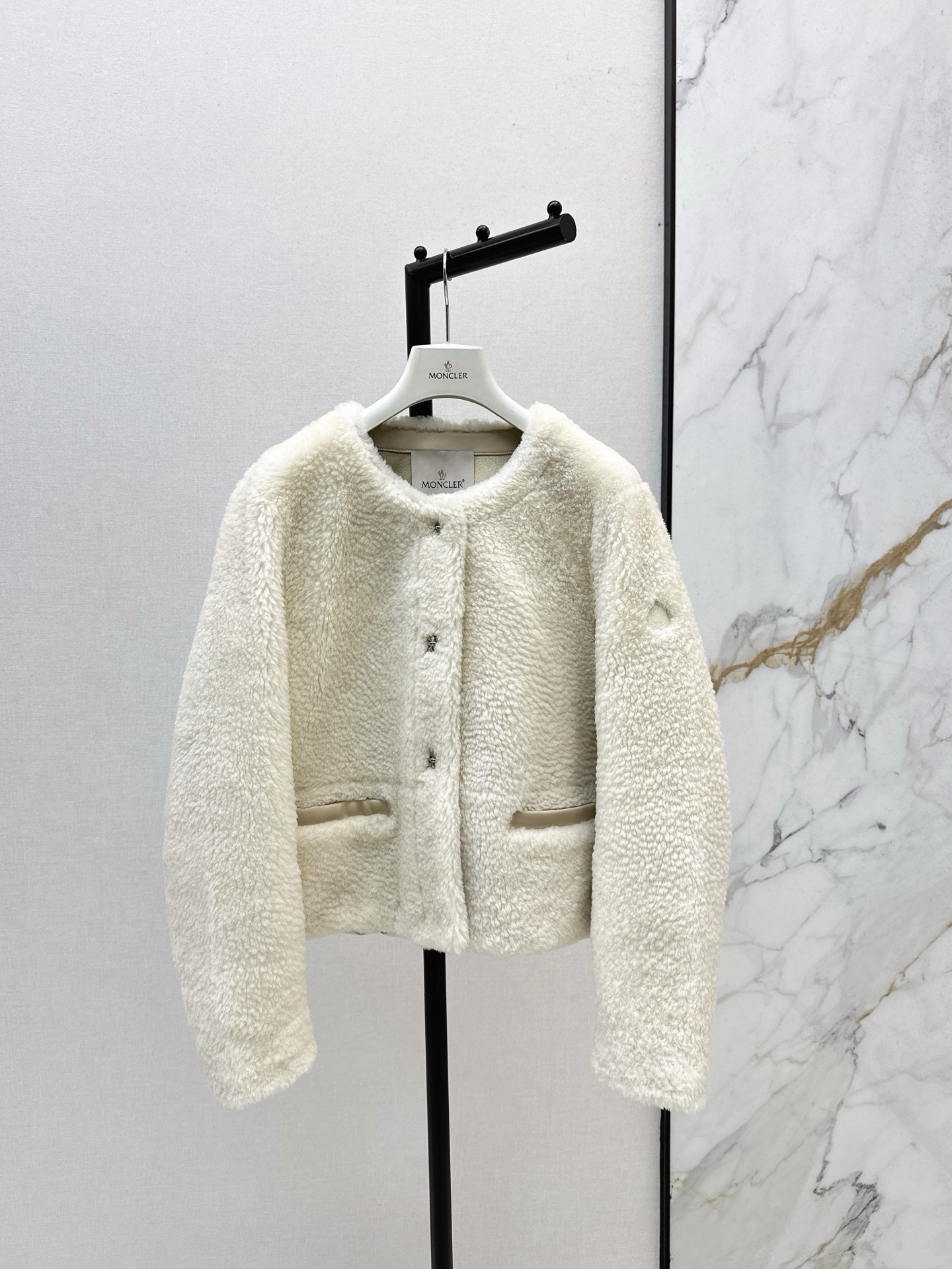 NO:569359,Comes with dust bag Mc 25Ss————The latest merino fur one-piece down jacket in autumn and winter is spliced at the back with national standard down jacket. It is light and comfortable with imported 90 white duck down. It has the function of heating and keeping warm. It has a soft and waxy imported texture. The classic round neck zipper and drawstring waist are not flattering. The upper body is super slim. Versatile and fashionable, age-reducing girlish style. Two colors are available for sale now. sml,, jackets & coats, down jacket, alexander  wang19860909配防尘袋Mc 25Ss————秋冬最新款美丽奴皮毛一体羽绒外套后背拼接羽绒服国标进口90白鸭绒轻盈舒适 自带发热保暖功能 进口软软糯糯的厚实手感 经典圆领拉链抽绳系带收腰版型不挑人 上身超显瘦 百搭时髦减龄少女风 两色现货发售sml,,jackets & coats,down jacket,alexander wang,Women's clothing