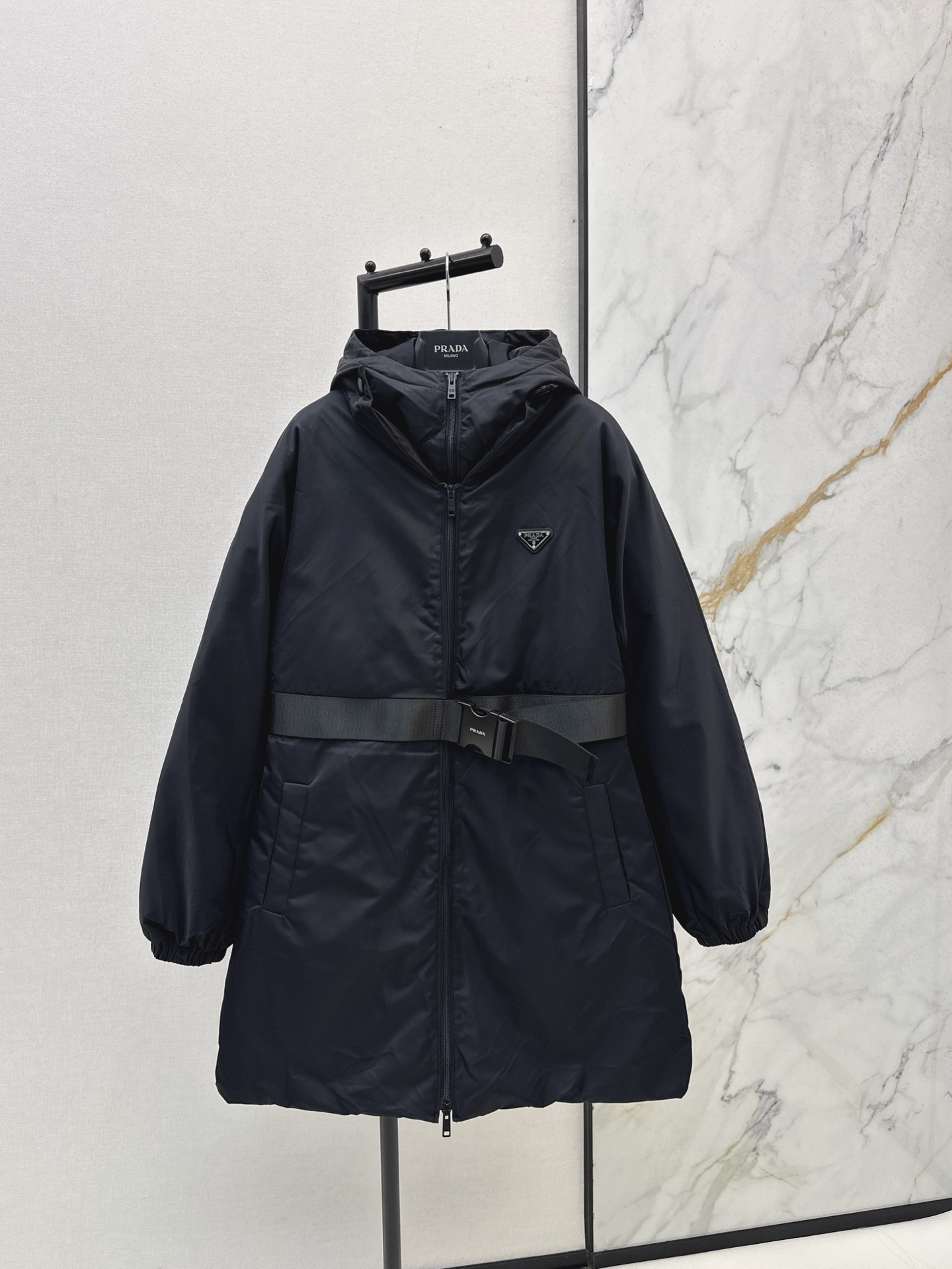 NO:569354,Equipped with dust bag, exclusive debut PD 25Ss————Autumn and winter new buckle belt triangle logo decoration hooded down jacket three-dimensional cut H version classic fashionable and handsome original logo letter logo triangle logo decoration national standard imported 90 white duck down filling custom yb recycled nylon fabric YB hardware accessories details are very good Recommended One color ready sale 36/38/40,,jackets & coats,down jacket,hats,alexander wang19860909配防尘袋独家首发 PD 25Ss————秋冬新款卡扣腰带三角标装饰连帽羽绒服外套立体剪裁H版型经典时髦又帅气 原版徽标字母logo三角标装饰 国标进口90白鸭绒填充 定制yb再生尼龙面料 YB五金配件 细节很加分 推荐 一色现货发售36/38/40,,jackets & coats,down jacket,hats,alexander wang,Women's clothing