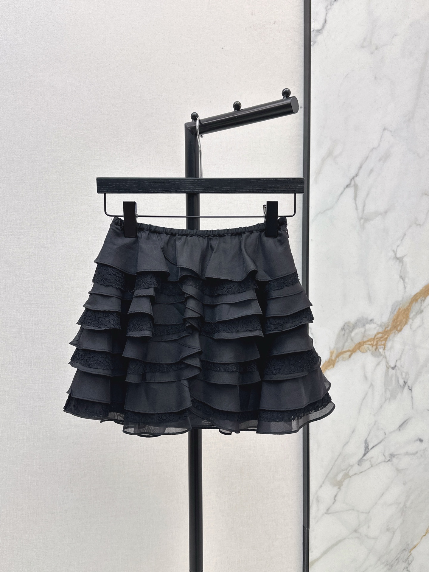 NO:569332,Fashionable design 25Ss————The latest sweetheart ballet girl skirt in autumn and winter. Lace layered cake skirt design. Exquisite lace details and soft lines. Fashionable but not sweet style. No sense of restraint. Not picky. Ultra-short design can easily show long legs. The upper body looks light and energetic. It can be salty or sweet. Girly style. Two colors are available for sale now. sml, skirts, alexander wang19860909时髦设计 25Ss————秋冬最新款甜心芭蕾少女半裙 蕾丝花边层叠蛋糕裙摆设计 精致的花边细节和柔美的线条 时髦又不是甜美的风格 没有束缚感 不挑人穿 超短设计轻松显长腿 上身看起来轻盈又活力 可盐可甜少女风 两色现货发售sml,,skirts,alexander wang,Women's clothing