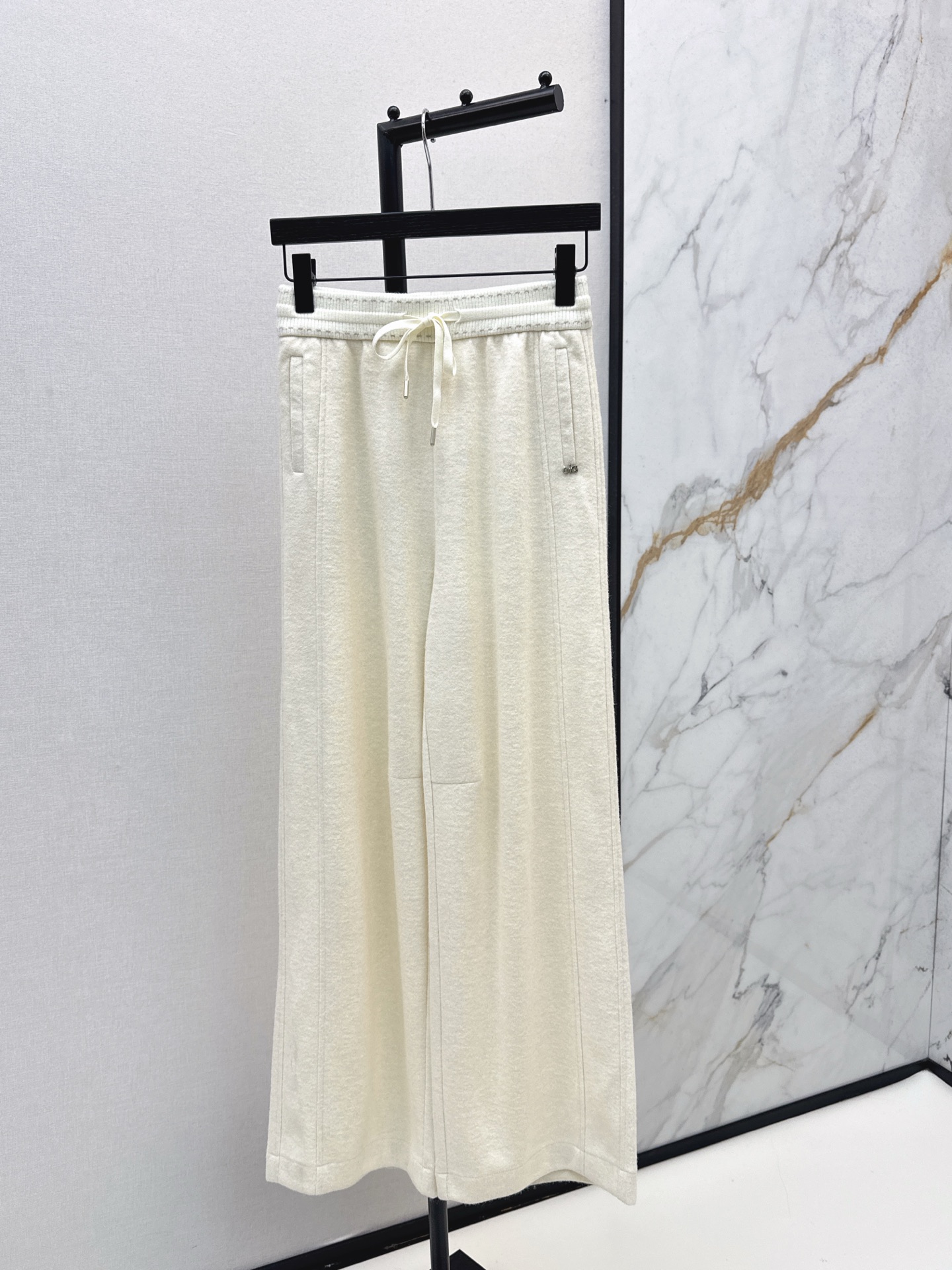 NO:569373,Fashionable design 25Ss - the latest thickened straight pants decorated with hardware letters in autumn and winter. Comfortable and stylish texture. Elegant design. Can be worn by everyday office workers to perform classic British fashion. A timeless item that can be worn perfectly in all kinds of styles ~ casual girly feel. Two colors are available for sale now sml,, alexander wang19860909时髦设计 25Ss———秋冬最新款五金字母装饰加厚直筒裤 质感舒适又有型 优雅气质设计 日常OL都可穿搭演绎经典英伦时尚 一款永不过时的单品 各种都能完美驾驭～休闲少女感 两色现货发售sml,,alexander wang,Women's clothing