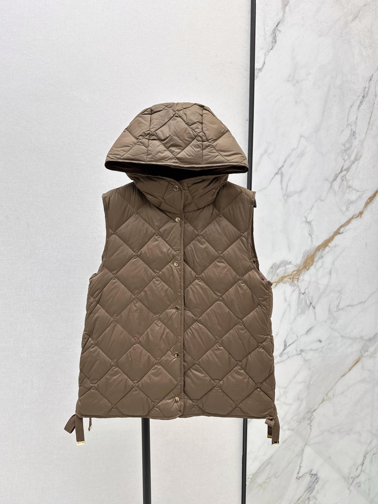 NO:569358,Equipped with a dust bag to wear in a minimalist style Max 25Ss————The latest rhombus lightweight down vest for autumn and winter A must-have item for inner wear in winter The quilted classic silhouette in the shape of the vest is versatile and versatile, age-reducing and fashionable Original custom-made national standard 90 white duck down filling Imported lightweight memory silk fabric texture is breathable and lightweight Imported machine sewing line technology The upper body is clean and handsome Two colors are available for sale now sml,,down  jacket,alexander wang19860909配防尘袋极简风穿搭 Max 25Ss————秋冬最新款菱格轻薄羽绒马甲 冬天的内搭神器早秋必备单品 马甲线形状绗缝经典版型设计柔美轮廓百搭不挑人 减龄又时髦 原版定制国标90白鸭绒填充 进口轻盈记忆丝面料质感透气轻便 进口机缝制线条工艺 上身干净帅气 两色现货发售sml,,down jacket,alexander wang,Women's clothing