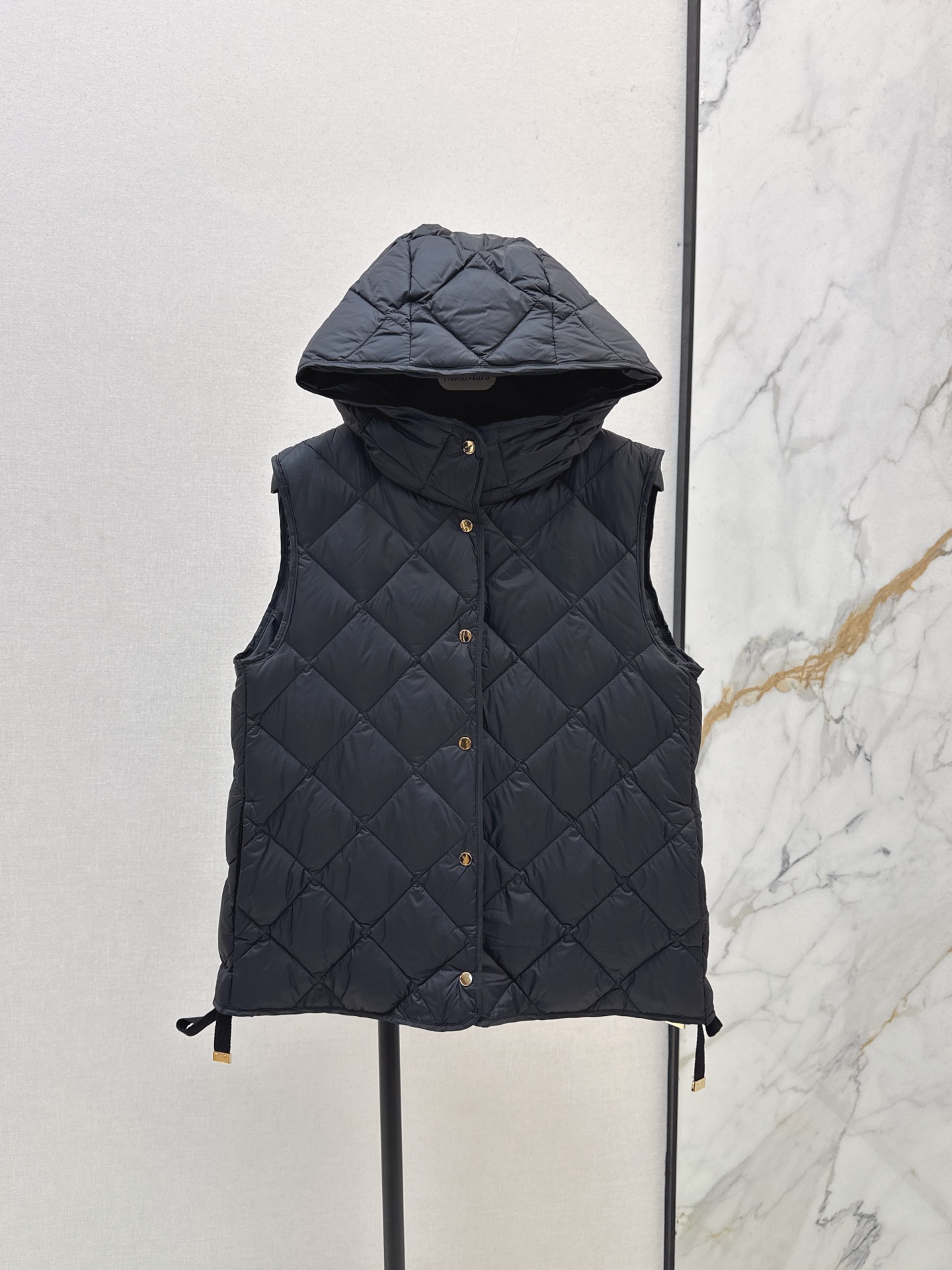 NO:569353,Equipped with a dust bag to wear in a minimalist style Max 25Ss————The latest rhombus lightweight down vest for autumn and winter A must-have item for inner wear in winter The quilted classic silhouette in the shape of the vest is versatile and versatile, age-reducing and fashionable Original custom-made national standard 90 white duck down filling Imported lightweight memory silk fabric texture is breathable and lightweight Imported machine sewing line technology The upper body is clean and handsome Two colors are available for sale now sml,,down  jacket,alexander wang19860909配防尘袋极简风穿搭 Max 25Ss————秋冬最新款菱格轻薄羽绒马甲 冬天的内搭神器早秋必备单品 马甲线形状绗缝经典版型设计柔美轮廓百搭不挑人 减龄又时髦 原版定制国标90白鸭绒填充 进口轻盈记忆丝面料质感透气轻便 进口机缝制线条工艺 上身干净帅气 两色现货发售sml,,down jacket,alexander wang,Women's clothing