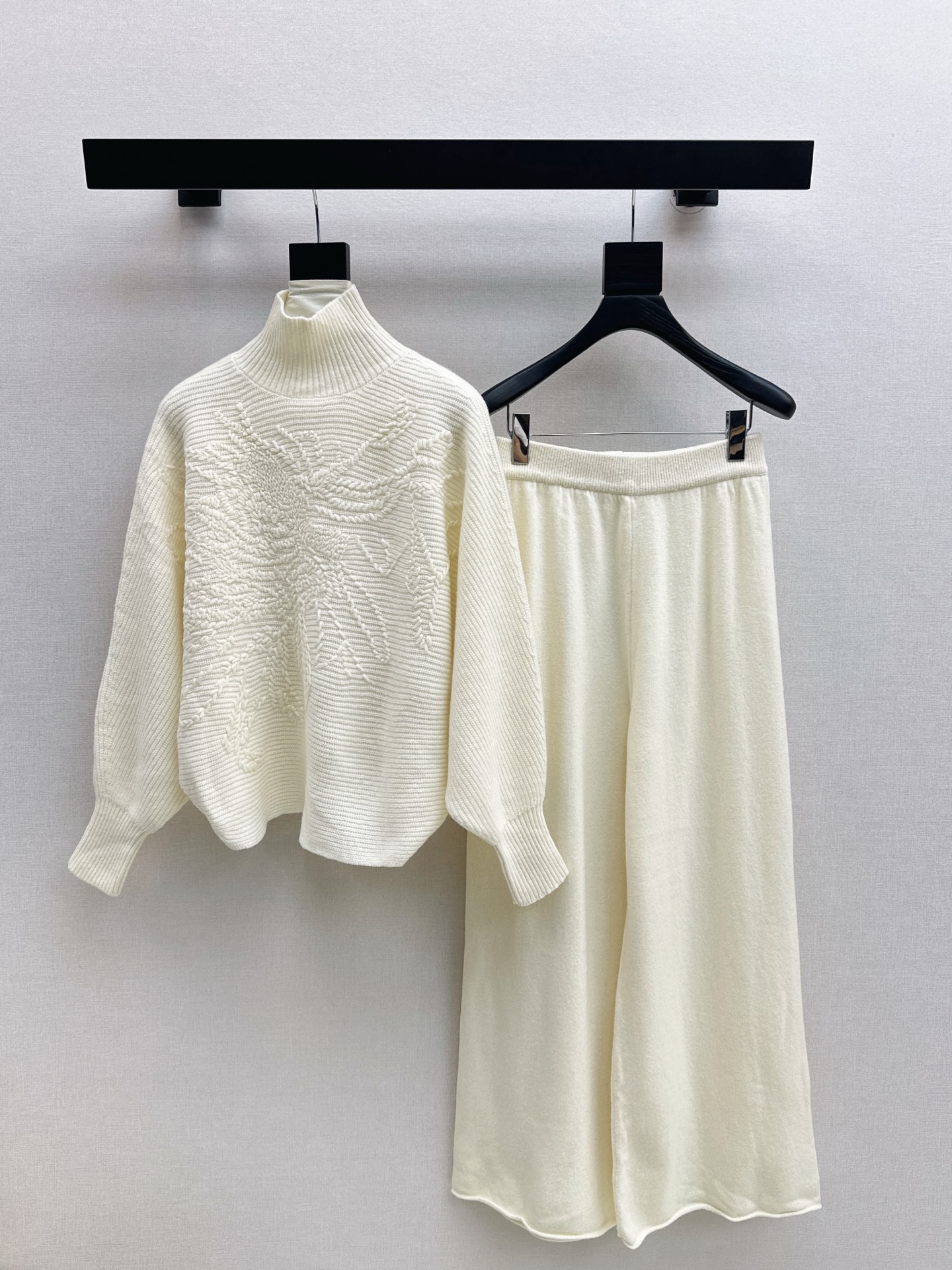 NO:569331,Exclusively debuting Her 25Ss - the latest lazy style wool suit for autumn and winter, three-dimensional floral weave bat-sleeve turtleneck sweater + elastic waist straight pants, popular Maillard color series, 100% worsted wool yarn fabric, simple and elegant lazy version, long-lasting wear, warmth and appearance are both online~~ The most practical and versatile boutique, autumn and winter base layering for daily high-end!  !  Extra large elasticity that doesn’t care about your figure. Sold as a set. Three colors available for sale. sml, sweaters, alexander wang19860909独家首发 Her 25Ss———秋冬最新款慵懒风羊毛套装立体花朵提织蝙蝠袖高领毛衣+松紧腰直筒裤 爆单款美拉德色系 百分百精纺羊毛纱线面料 简约大气慵懒版型 经久耐穿 保暖度和颜值却都在线～～最实穿百搭的精品 秋冬打底叠穿日常高级！！超大弹力不挑身材 一套出售 三色现货发售sml,,sweaters,alexander wang,Women's clothing