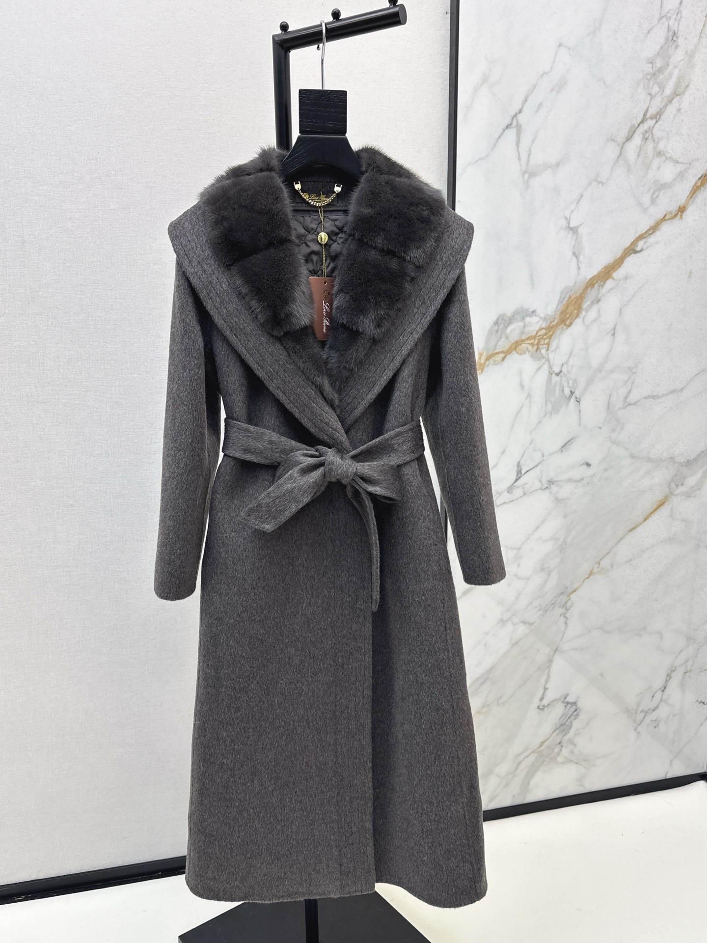 NO:569336,Equipped with dust bag and high-luxury temperament LP 25Ss - the latest fake two-piece camel velvet long coat with mink lapels for autumn and winter. Elegant and casual. Customized woolen woolen fabric + mink fur collar + diamond pattern camel velvet quilted lining. Delicate and soft texture. Pure hand-made hemming process. Temperament H version. Delivery belt is minimalist, luxurious, elegant and intellectual. It is perfect and easy to control in an unconventional version. The upper body is extremely elegant, casual and high-end.  Two colors ready for sale sml,,loro piana,alexander wang19860909配防尘袋高奢气质 LP 25Ss————秋冬最新款假两件水貂翻领骆驼绒长款大衣 优雅随性 定制羊毛毛呢面料+水貂毛领+菱格纹骆驼绒夹棉内里 质感细腻柔软 纯手工包边工艺 气质H版型 配送腰带极简高奢优雅知性 不挑人版型完美轻松驾驭 上身极致优雅随性高级感 两色现货发售sml,,loro piana,alexander wang,Women's clothing