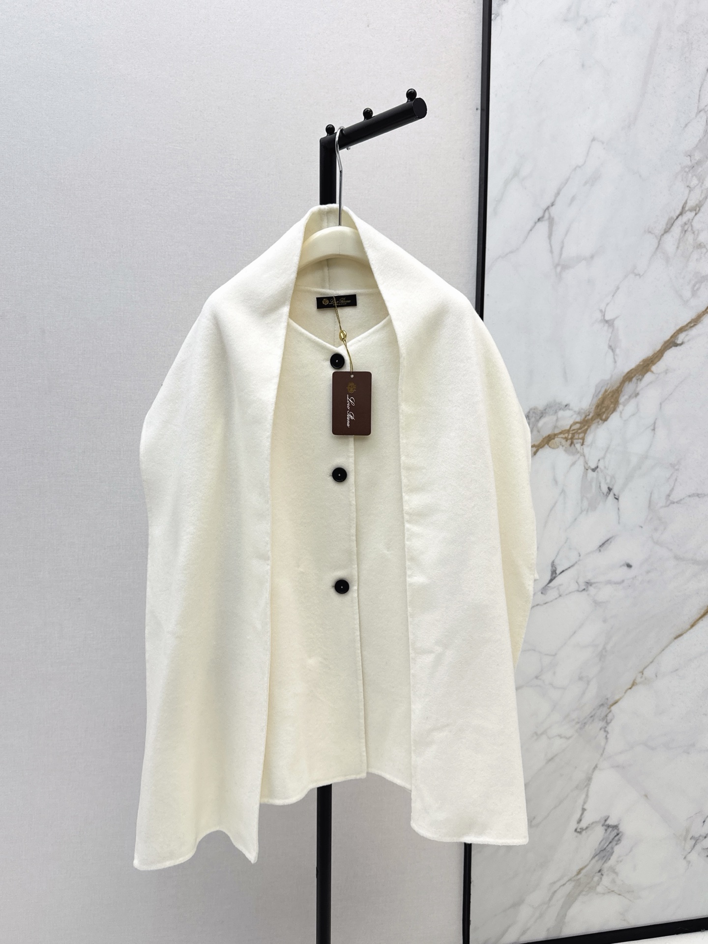 NO:569377,High luxury old money style with dust bag LP 25Ss————The latest autumn and winter delivery scarf, handmade cashmere wool jacket, imported 80 wool 20 cashmere fabric, delicate and soft texture, detachable scarf and shawl, two-wear to unlock different styles, temperament V-neck cloak version, classic double pockets, minimalist, luxury, elegant and intellectual, original tailoring version, perfect and easy to control. The upper body has a relaxed atmosphere and is casual and lazy. Three colors are available for sale sml, loro piana, jackets &  coats,shawls,alexander wang19860909配防尘袋高奢老钱风 LP 25Ss————秋冬最新款配送围巾的手工羊绒羊毛外套进口80羊毛20羊绒面料质感细腻柔软 可拆卸围巾披肩 一衣两穿解锁不同风格 气质V领斗篷版型经典双口袋 极简高奢优雅知性 原版剪裁版型完美轻松驾驭 上身自带松弛氛围感随性慵懒 三色现货发售sml,,loro piana,jackets & coats,shawls,alexander wang,Women's clothing