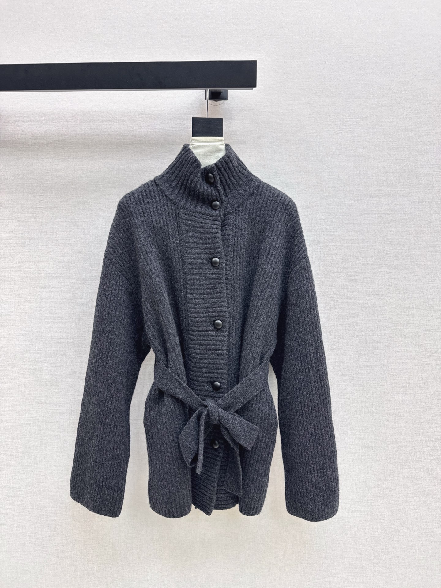 NO:569357,Exclusively launched Bc 25Ss - the latest mid-length casual knitted coat for autumn and winter, a must-have series for everyone. The best knitted coat this season. Minimalist British style. The texture of wool knitted fabric is super delicate. The loose H version is smart and chic. It has a strong retro feel but still fashionable!  Match it with whatever you like, and it will bring out your aura. Three colors are on sale now. SML, alexander wang19860909独家首发 Bc 25Ss———秋冬最新款中长款随性针织大衣人手必备系列 本季最A的一款针织大衣 极简主义英伦风 羊毛针织面料质感超细腻 宽松H版型干练潇洒 超强复古感十足却不失时髦感！随便搭配气场全开 三色现货发售sml,,alexander wang,Women's clothing