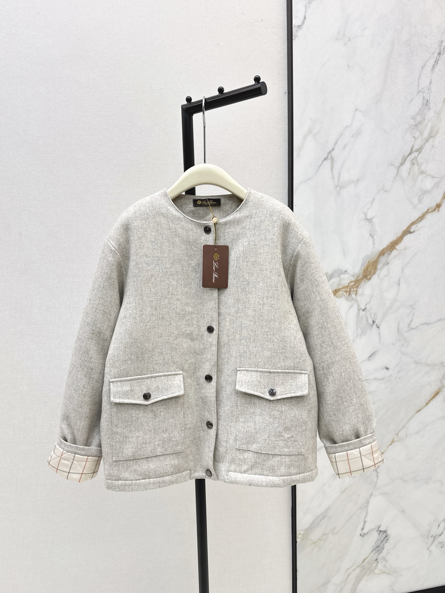 NO:569342,High-luxury old-money style outfit LP 25Ss————The latest minimalist design bread-padded jacket for autumn and winter. The blogger’s outfit is instantly recognizable. The minimalist style is not lacking in design. It is a must-have for warmth. The color is an old-money style high-end color. It is versatile and matches the skin tone and makes the upper body look more atmospheric. Two colors are on sale now: sml, loro piana, jackets & coats, alexander wang19860909高奢老钱风穿搭 LP 25Ss————秋冬最新款极简设计感面包棉服外套 博主穿搭即视感 极简风格不缺设计感 保暖必备 颜色是老钱风高级色系 百搭也很衬肤色显白 上身很有氛围感 两色现货发售sml,,loro piana,jackets & coats,alexander wang,Women's clothing