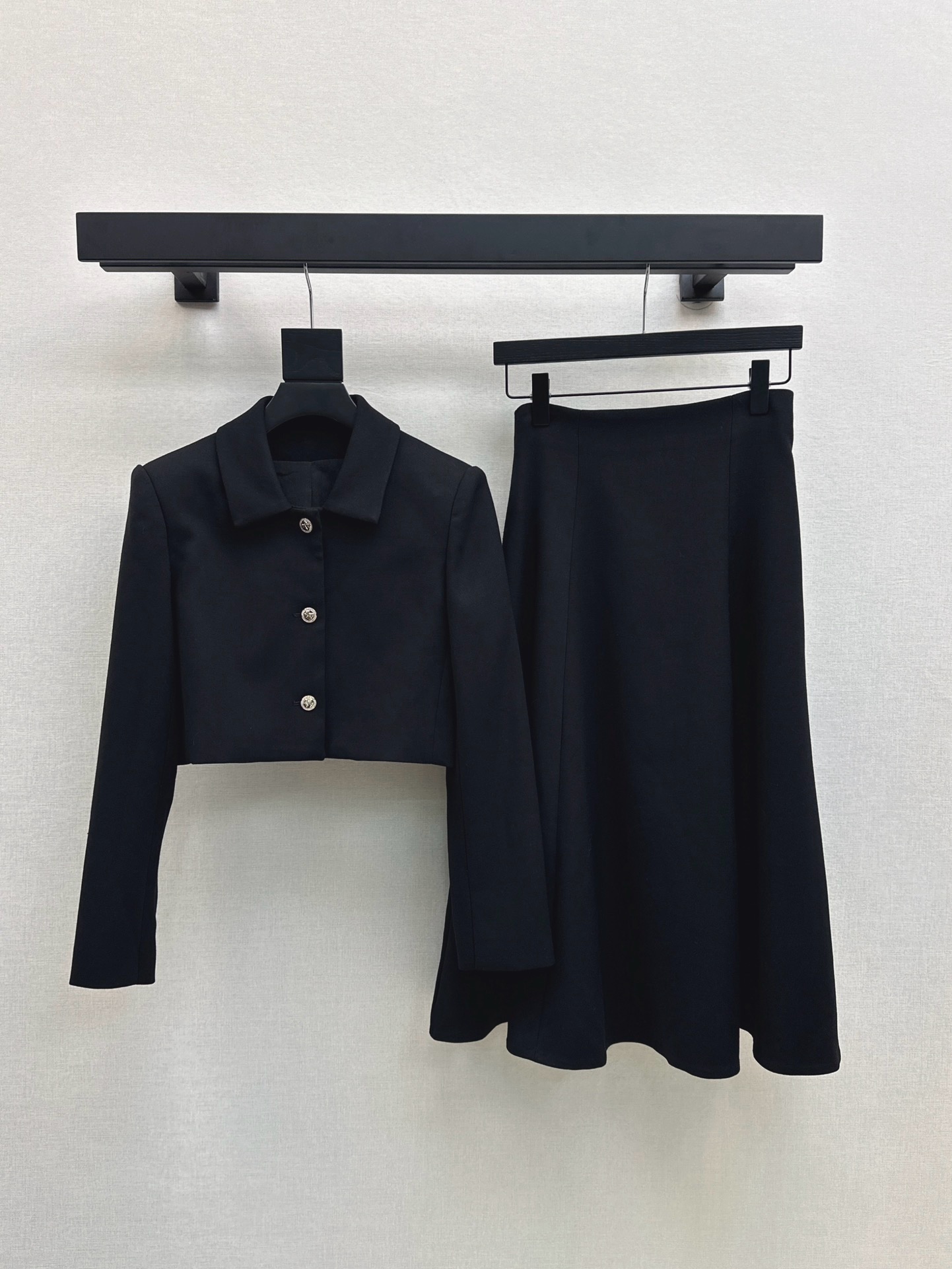 NO:570551,CD 25Ss - The latest elegant lady suit for autumn and winter. Simple Hepburn style solid color short lapel jacket + umbrella high waist skirt. Classic A-line hem. Exquisite five-pointed star buckle design. Customized fabric texture is awesome. A proper outfit for a rich lady. The version is quite wide and stylish. It is a must-have high-end item for smart commuters, white and rich. One color ready for sale sml, skirts, jackets & coats, alexander wang19860909CD 25Ss————秋冬最新款优雅lady套装简约赫本风纯色小短款翻领外套+伞装高腰半裙 经典A字摆 精致五角星扣设计 定制面料质感超赞 一套妥妥的千金名媛穿搭 版型挺阔有型不挑人 干练通勤范白富美必备高级单品 一色现货发售sml,,skirts,jackets & coats,alexander wang,Women's clothing