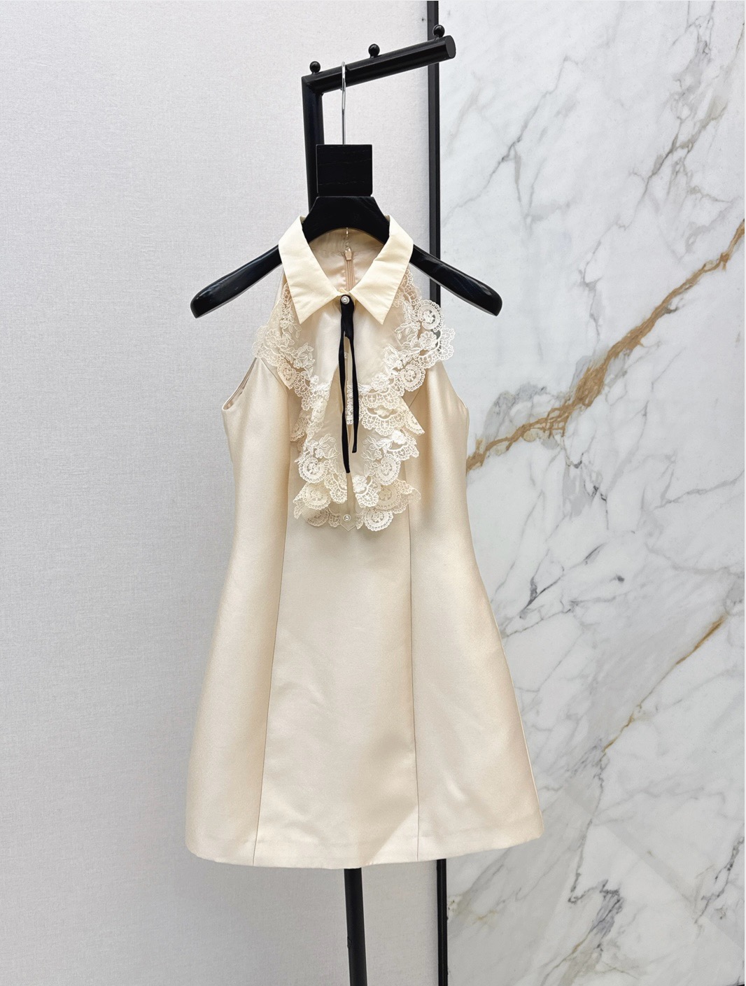 NO:570543,Zhao Lusi's same style, fashionable niche design 25Ss——————The latest spring and summer lace plate dress of a wealthy daughter. The upper body is so beautiful. It is super gentle. The elegant halter neck design presents elegant and sexy lines. The chest is made of heavy-duty mesh lace flower yarn. It is full of sophistication. The three-dimensional waist is tightened to create a perfect body proportion. One color ready for sale sml,,skirts,alexander wang19860909赵露思同款 时髦小众设计 25Ss—————春夏最新款富家千金蕾丝盘花连衣裙 上身太美了 超级温柔 优雅的挂脖设计 呈现优雅性感的线条 胸前是重工网纱蕾丝花纱 满满的精致感 立体收腰塑造完美身材比例 一色现货发售sml,,skirts,alexander wang,Women's clothing