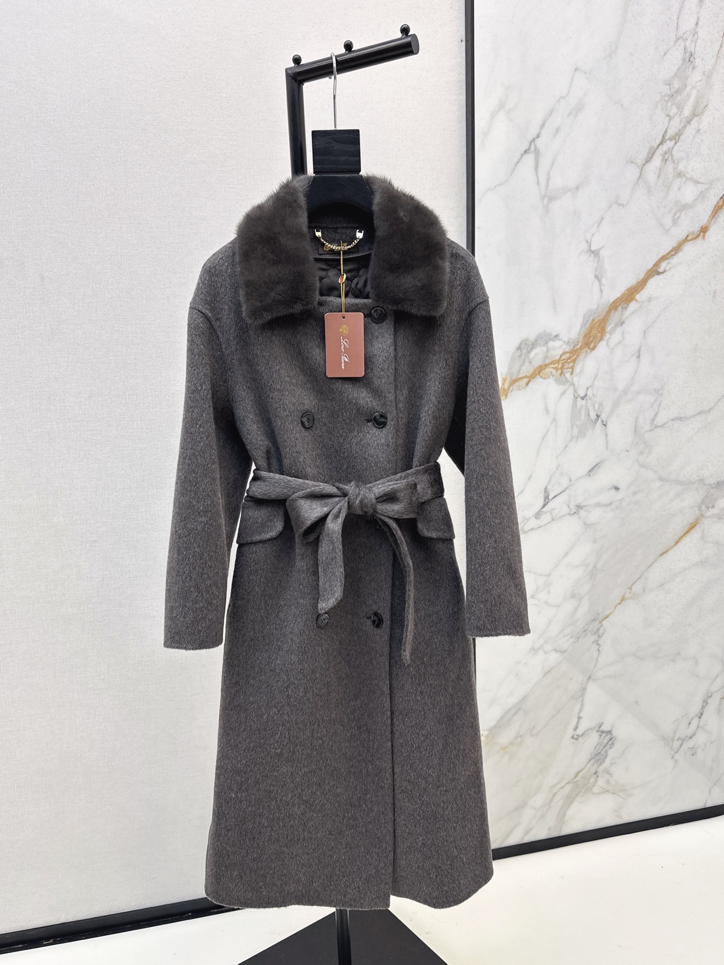 NO:570538,Equipped with dust bag and high-luxury temperament LP 25Ss - the latest fake two-piece camel velvet long coat with mink lapels for autumn and winter. Elegant and casual. Customized woolen woolen fabric + mink fur collar + diamond pattern camel velvet quilted lining. Delicate and soft texture. Pure hand-made hemming process. Temperament H version. Delivery belt is minimalist, luxurious, elegant and intellectual. It is perfect and easy to control in an unconventional version. The upper body is extremely elegant, casual and high-end.  Two colors ready for sale sml,,loro piana,alexander wang19860909配防尘袋高奢气质 LP 25Ss————秋冬最新款假两件水貂翻领骆驼绒长款大衣 优雅随性 定制羊毛毛呢面料+水貂毛领+菱格纹骆驼绒夹棉内里 质感细腻柔软 纯手工包边工艺 气质H版型 配送腰带极简高奢优雅知性 不挑人版型完美轻松驾驭 上身极致优雅随性高级感 两色现货发售sml,,loro piana,alexander wang,Women's clothing