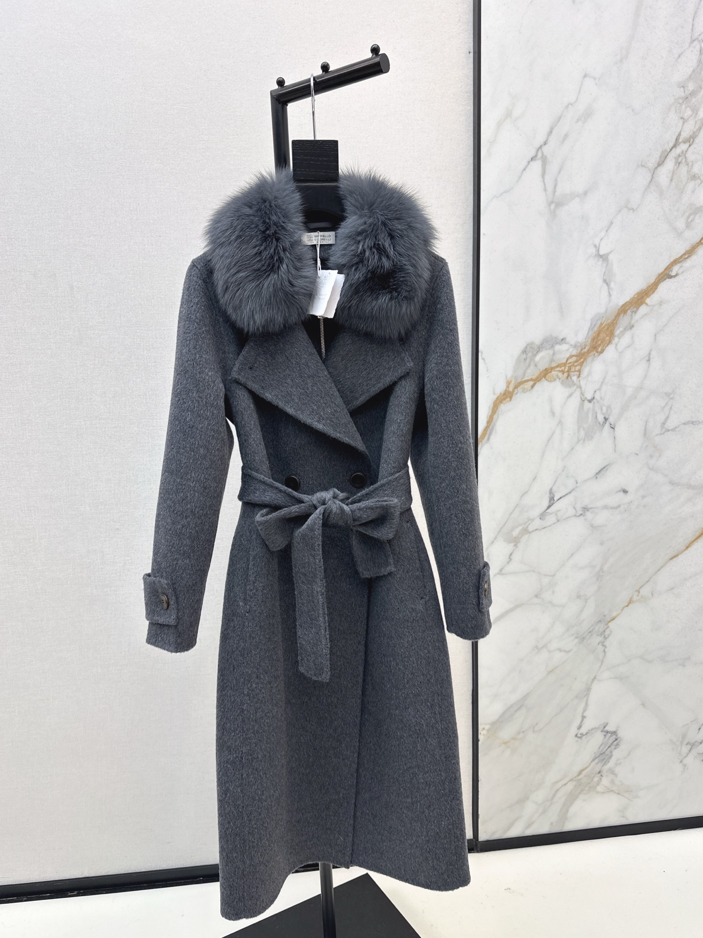 NO:570533,Equipped with dust bag and high luxury temperament Bc 25Ss - the latest fake two-piece fox fur collar, camel velvet and wool nylon long coat for autumn and winter. Elegant and casual. Customized woolen woolen fabric + fox fur collar. Delicate and soft texture. Handmade hemming process. Temperament H version. Delivery belt is minimalist, luxurious and elegant. Intelligent. Unpretentious version. Perfect and easy to control. The upper body is extremely elegant, casual and high-end. Two colors are available for sale sml,, alexander wang19860909配防尘袋高奢气质 Bc 25Ss————秋冬最新款假两件狐狸毛领骆驼绒羊毛尼长款大衣 优雅随性 定制羊毛毛呢面料+狐狸毛领 质感细腻柔软 纯手工包边工艺 气质H版型 配送腰带极简高奢优雅知性 不挑人版型完美轻松驾驭 上身极致优雅随性高级感 两色现货发售sml,,alexander wang,Women's clothing