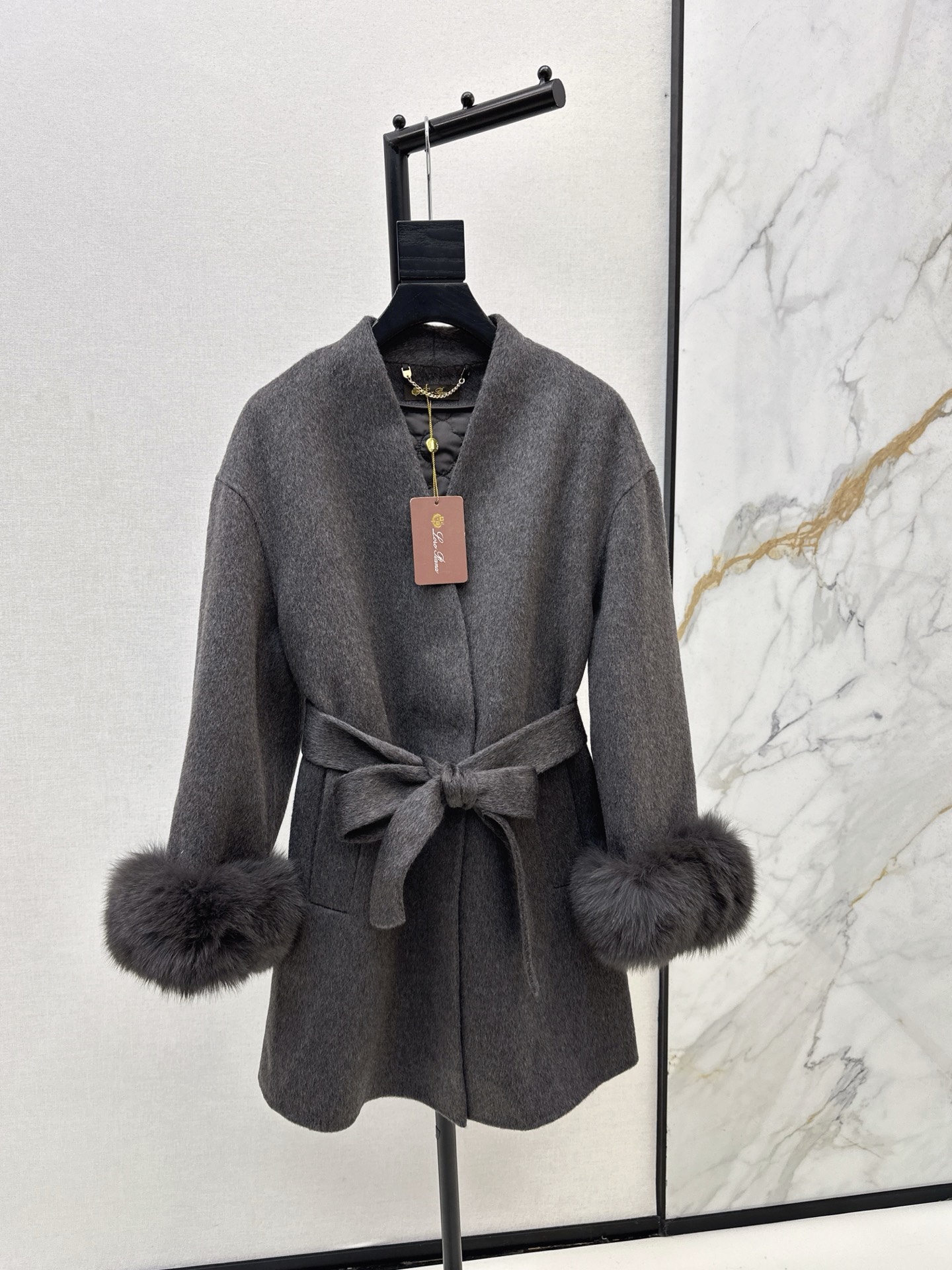 NO:570527,Equipped with dust bag and high luxury temperament LP 25Ss - the latest autumn and winter woolen nylon mid-length coat with fox fur collar. Elegant and casual. Customized woolen woolen fabric + fox fur collar. Delicate and soft texture. Hand-made binding process. Temperament H version. Delivery belt is minimalist, luxurious, elegant and intellectual. Unpretentious version. Perfect and easy to control. Upper body is extremely elegant, casual and high-end. Two colors are on sale now. SML, loro piana, alexander wang19860909配防尘袋高奢气质 LP 25Ss————秋冬最新款狐狸毛领羊毛尼中长款大衣 优雅随性 定制羊毛毛呢面料+狐狸毛领 质感细腻柔软 纯手工包边工艺 气质H版型 配送腰带极简高奢优雅知性 不挑人版型完美轻松驾驭 上身极致优雅随性高级感 两色现货发售sml,,loro piana,alexander wang,Women's clothing