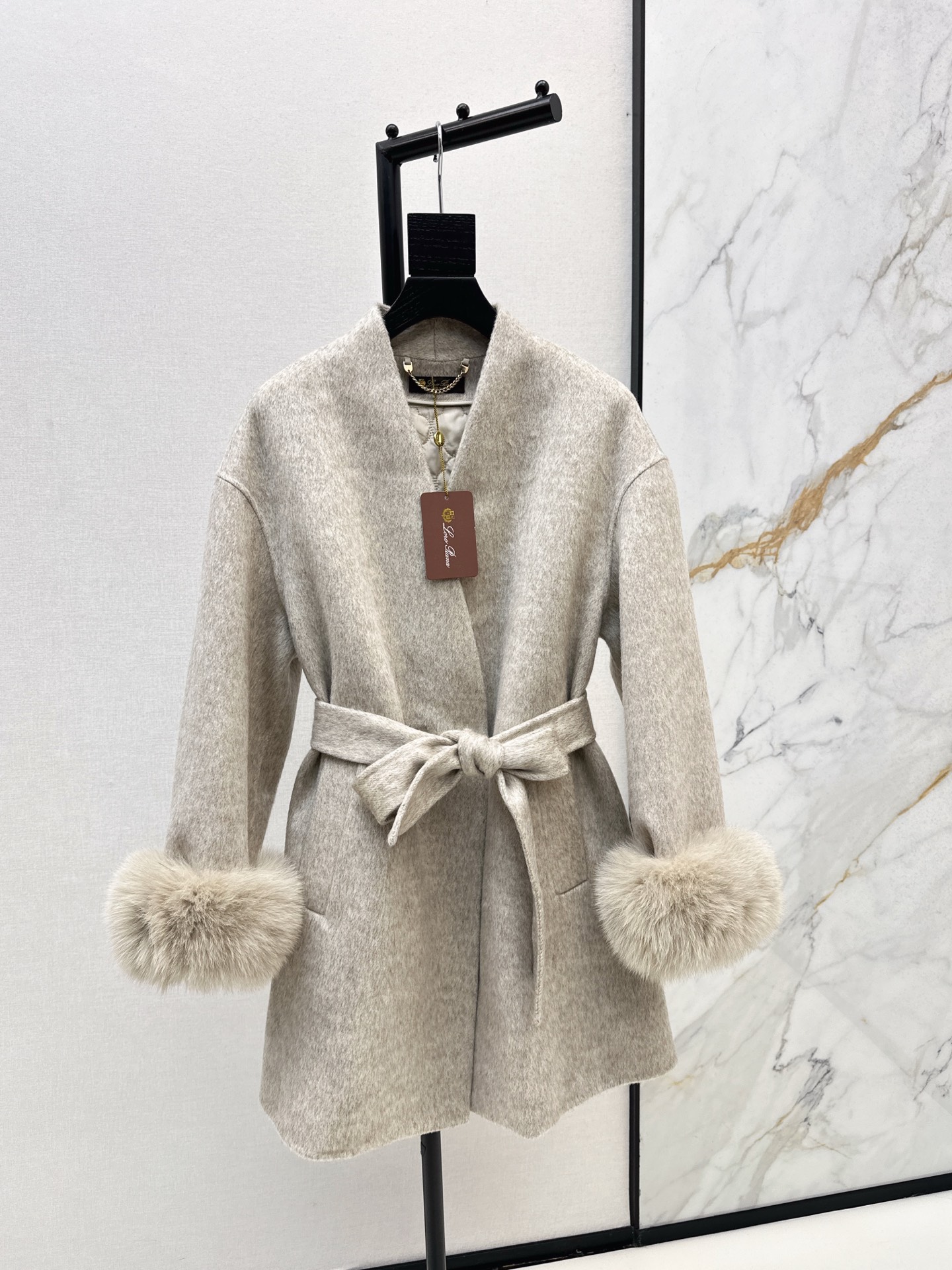 NO:570521,Equipped with dust bag and high luxury temperament LP 25Ss————The latest autumn and winter woolen nylon mid-length coat with fox fur collar Elegant and casual Customized woolen woolen fabric + fox fur collar Delicate and soft texture Pure hand-wrapped edge process Temperament H version Delivery belt minimalist luxury elegant and intellectual Unpretentious version perfect and easy to control Upper body extremely elegant and casual high-end Two colors available for sale sml p, loro piana, alexander wang19860909配防尘袋高奢气质 LP 25Ss————秋冬最新款狐狸毛领羊毛尼中长款大衣 优雅随性 定制羊毛毛呢面料+狐狸毛领 质感细腻柔软 纯手工包边工艺 气质H版型 配送腰带极简高奢优雅知性 不挑人版型完美轻松驾驭 上身极致优雅随性高级感 两色现货发售sml p,,loro piana,alexander wang,Women's clothing