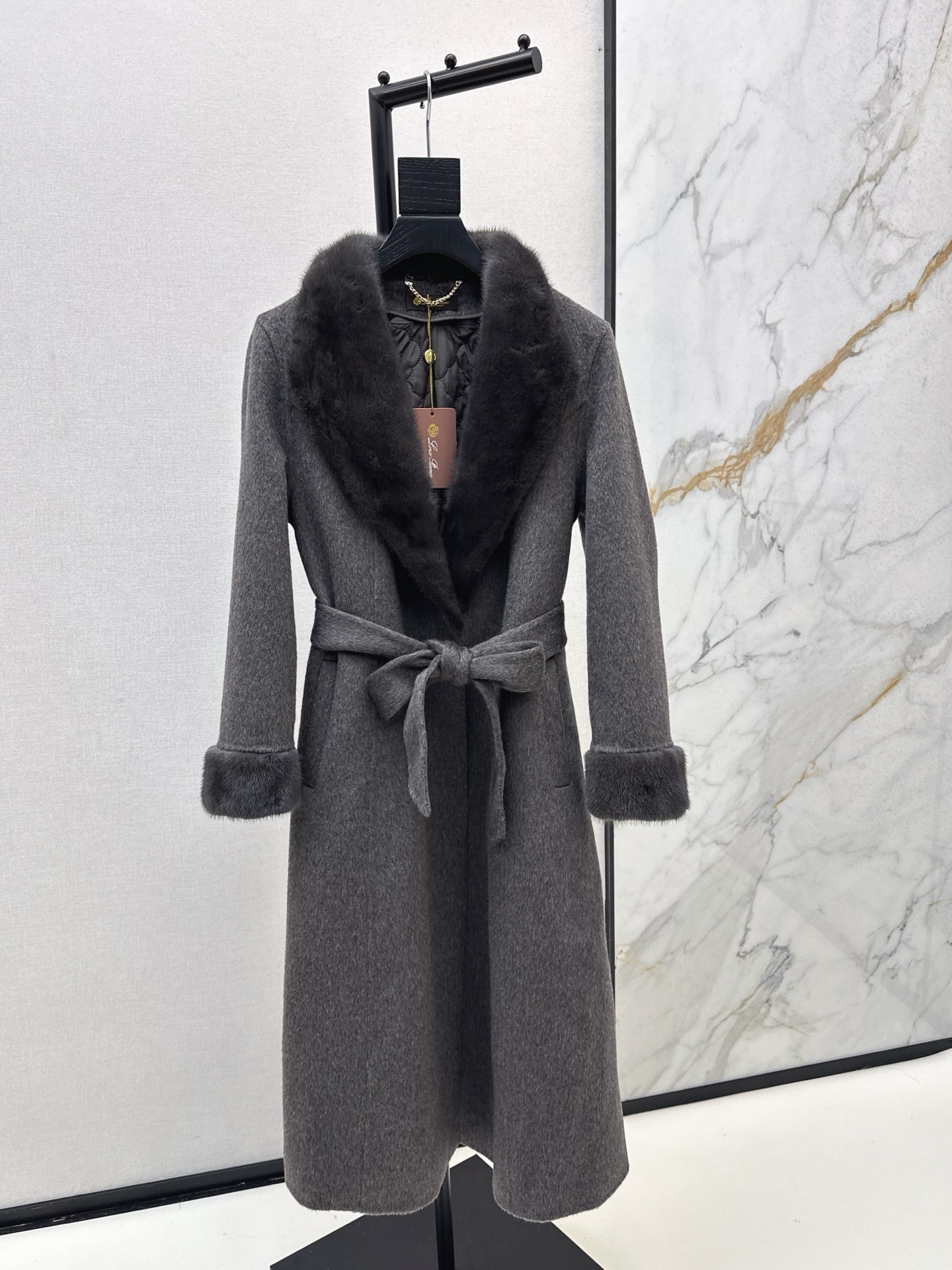 NO:570517,Equipped with dust bag and high-luxury temperament LP 25Ss - the latest fake two-piece camel velvet long coat with mink lapels for autumn and winter. Elegant and casual. Customized woolen woolen fabric + mink fur collar + diamond pattern camel velvet quilted lining. Delicate and soft texture. Pure hand-made hemming process. Temperament H version. Delivery belt is minimalist, luxurious, elegant and intellectual. It is perfect and easy to control in an unconventional version. The upper body is extremely elegant, casual and high-end.  Two colors ready for sale sml,,loro piana,alexander wang19860909配防尘袋高奢气质 LP 25Ss————秋冬最新款假两件水貂翻领骆驼绒长款大衣 优雅随性 定制羊毛毛呢面料+水貂毛领+菱格纹骆驼绒夹棉内里 质感细腻柔软 纯手工包边工艺 气质H版型 配送腰带极简高奢优雅知性 不挑人版型完美轻松驾驭 上身极致优雅随性高级感 两色现货发售sml,,loro piana,alexander wang,Women's clothing