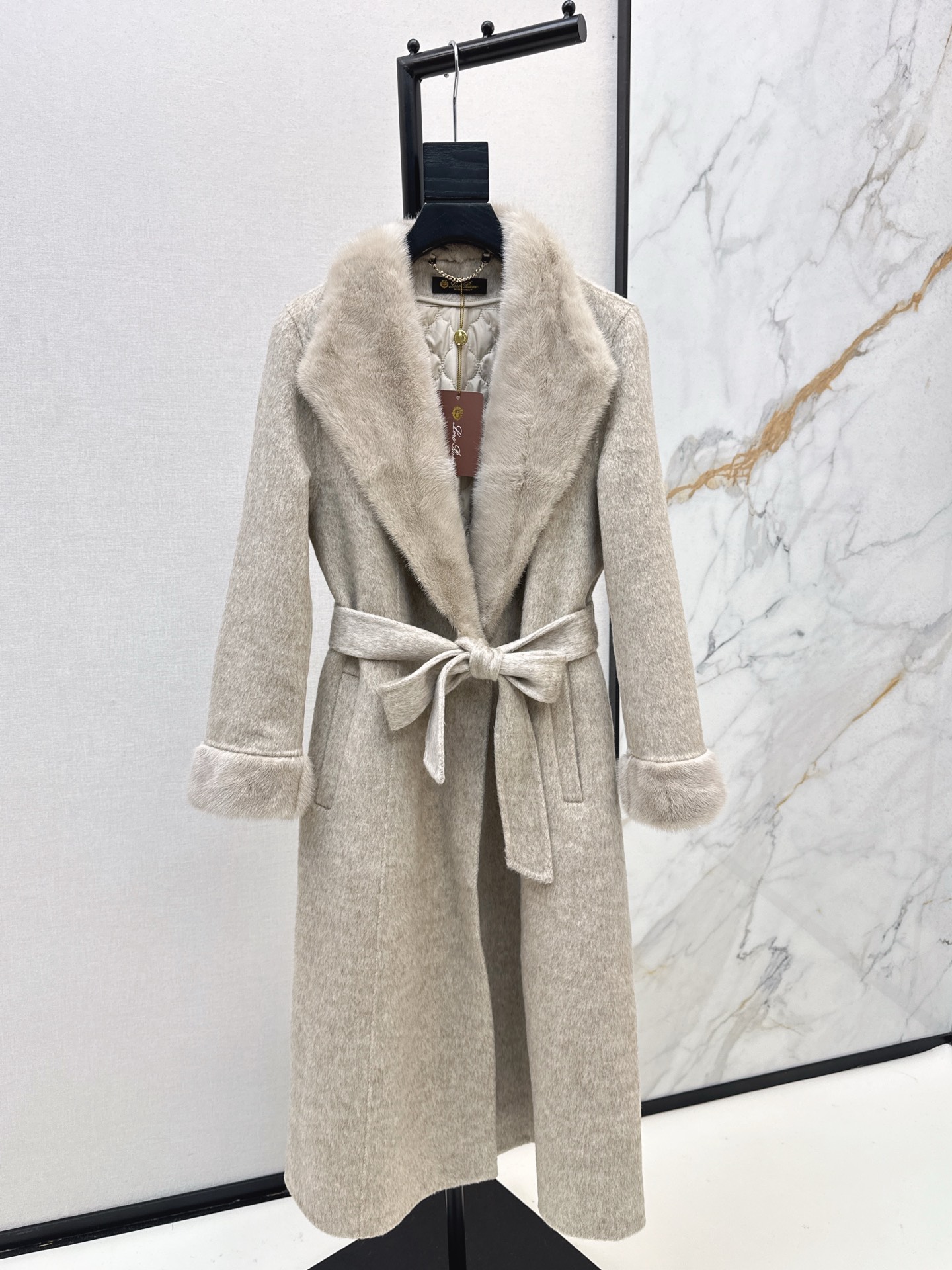 NO:570512,Equipped with dust bag and high-luxury temperament LP 25Ss - the latest fake two-piece camel velvet long coat with mink lapels for autumn and winter. Elegant and casual. Customized woolen woolen fabric + mink fur collar + diamond pattern camel velvet quilted lining. Delicate and soft texture. Pure hand-made hemming process. Temperament H version. Delivery belt is minimalist, luxurious, elegant and intellectual. It is perfect and easy to control in an unconventional version. The upper body is extremely elegant, casual and high-end.  Two colors ready for sale sml,,loro piana,alexander wang19860909配防尘袋高奢气质 LP 25Ss————秋冬最新款假两件水貂翻领骆驼绒长款大衣 优雅随性 定制羊毛毛呢面料+水貂毛领+菱格纹骆驼绒夹棉内里 质感细腻柔软 纯手工包边工艺 气质H版型 配送腰带极简高奢优雅知性 不挑人版型完美轻松驾驭 上身极致优雅随性高级感 两色现货发售sml,,loro piana,alexander wang,Women's clothing