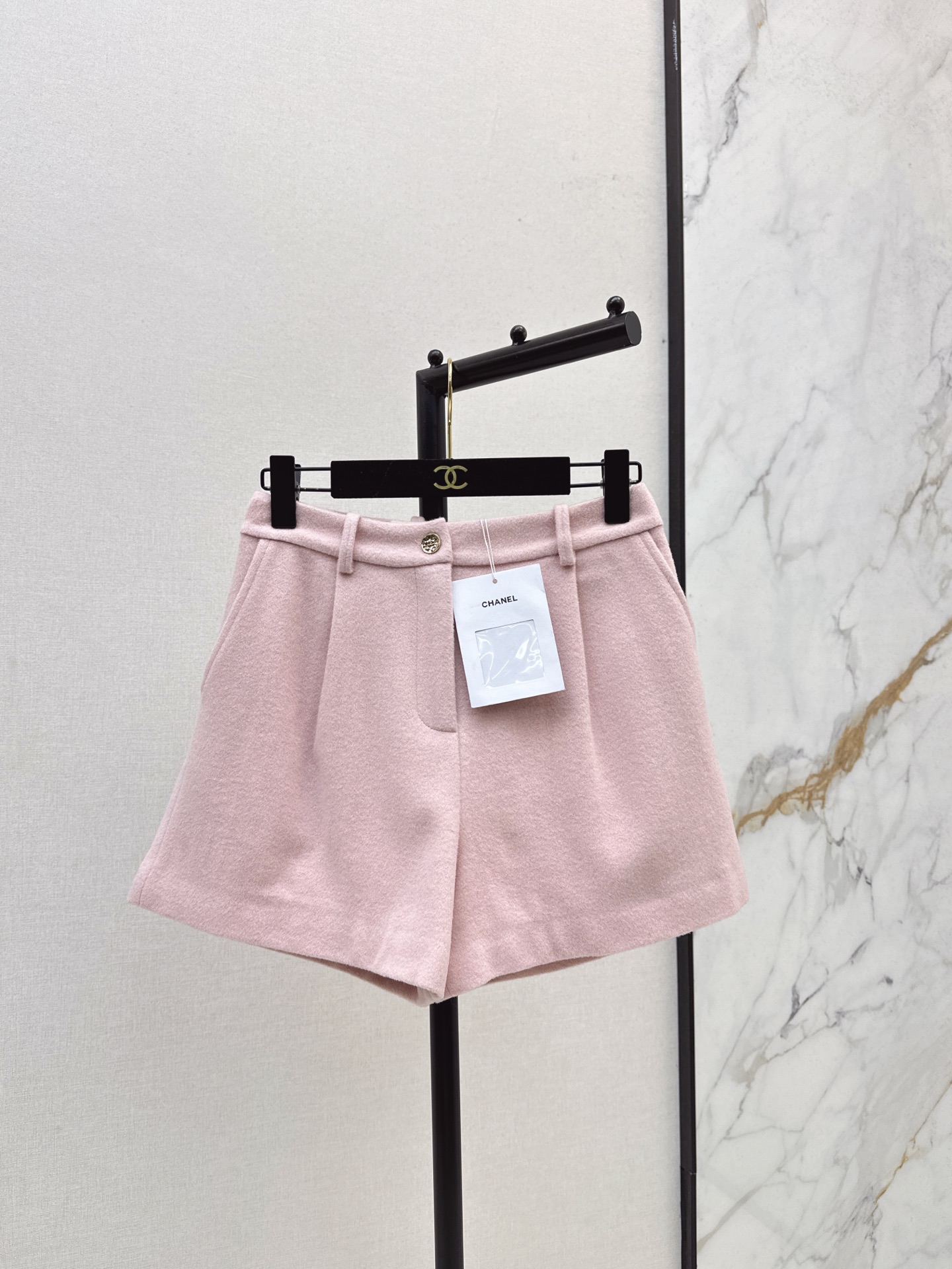 NO:570532,Exclusive first release of C Home 25Ss - the latest elegant lady-style woolen shorts for autumn and winter, classic pleated straight-leg pants, versatile and unattractive, heart-shaped double pockets with logo patch embroidery design, fashionable and advanced, sweet and cool girly style items, camellia jacquard lining, 100% wool fabric, two colors ready for sale sml,,chanel,shorts,alexander wang19860909独家首发 C家 25Ss————秋冬最新款优雅名媛风羊毛呢小短裤经典褶裥直筒裤型百搭不挑人 心型双口袋logo贴绣设计时髦又高级 甜酷少女风单品 山茶花提花里衬 百分百全羊毛面料两色现货发售sml,,chanel,shorts,alexander wang,Women's clothing