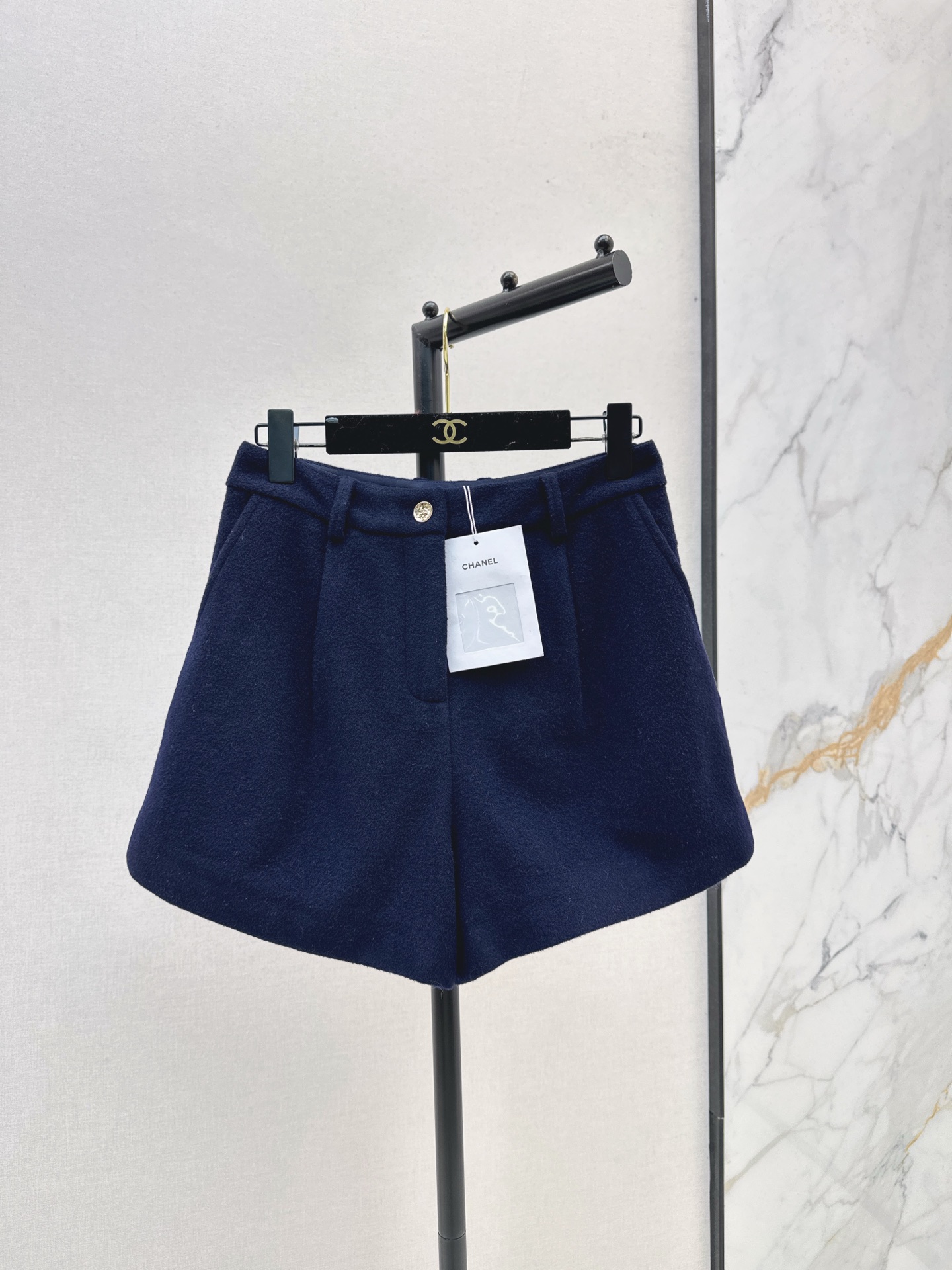 NO:570526,Exclusive first release of C Home 25Ss - the latest elegant lady-style woolen shorts for autumn and winter, classic pleated straight-leg pants, versatile and unattractive, heart-shaped double pockets with logo patch embroidery design, fashionable and advanced, sweet and cool girly style items, camellia jacquard lining, 100% wool fabric, two colors ready for sale sml,,chanel,shorts,alexander wang19860909独家首发 C家 25Ss————秋冬最新款优雅名媛风羊毛呢小短裤经典褶裥直筒裤型百搭不挑人 心型双口袋logo贴绣设计时髦又高级 甜酷少女风单品 山茶花提花里衬 百分百全羊毛面料两色现货发售sml,,chanel,shorts,alexander wang,Women's clothing