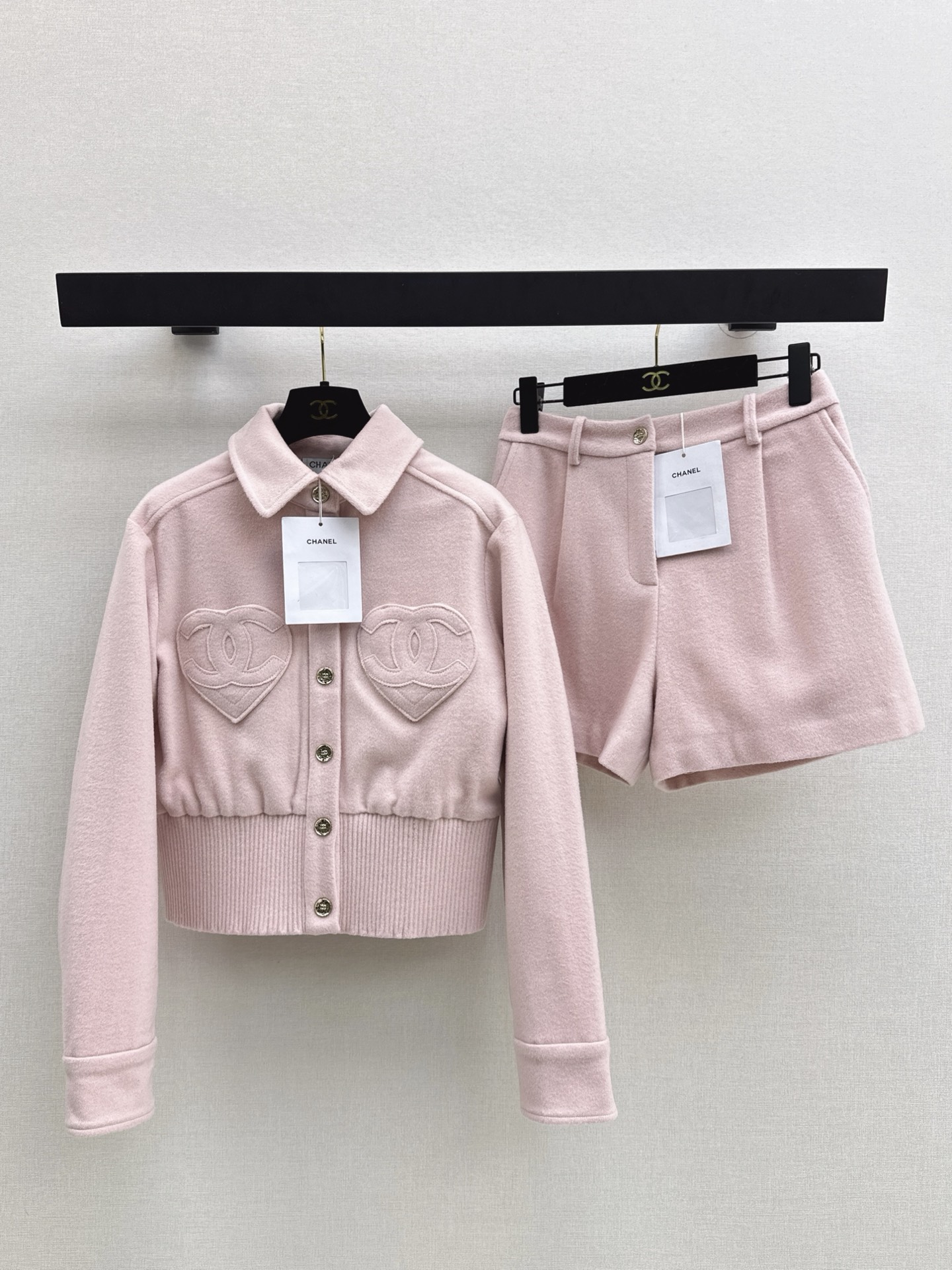 NO:570520,Exclusive model C Home 25Ss - the latest style of autumn and winter temperament heart-shaped double pocket woolen jacket coat temperament lapel short style tufted version tall and slim custom heart-shaped double C pocket patch embroidery design is cute, sweet, cool and high-end combines French elegance and light luxury casual sense versatile and not picky camellia jacquard lining 100% wool fabric two colors ready for sale sml,,chanel,jackets & coats,jackets & coats,alexander wang19860909独家款 C家 25Ss———秋冬最新款气质心形双口袋羊毛呢夹克外套气质翻领小短款束摆版型上身高挑又显瘦 定制心形双c口袋贴绣设计可爱甜酷又高级 融合了法式优雅与轻奢休闲感百搭不挑人 山茶花提花里衬 百分百全羊毛面料 两色现货发售sml,,chanel,jackets & coats,jackets & coats,alexander wang,Women's clothing