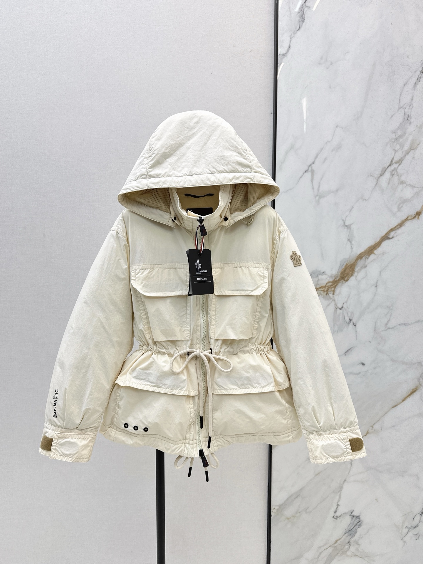 NO:570535,Comes with dust bag Mc 25Ss————The latest drawstring waist windbreaker style hooded down jacket for autumn and winter. Custom-made imported windproof and waterproof nylon material. Stiff and stylish. Long embossed lining. National standard 90 white goose down filling lining. The whole piece is light and warm. The zipper drawstring jacket is cut to create layers. The printed letters on the side of the cuffs highlight the personality. The upper body is fashionable and western-style. One color ready for sale 0/1/2,,jackets & coats,down  jacket,hats,alexander wang19860909配防尘袋Mc 25Ss————秋冬最新款抽绳收腰风衣式连帽羽绒外套定制进口防风防水尼龙材质 挺括有型 内里长条压纹 国标90白鹅绒填充内里 整件轻盈保暖 拉链抽绳外套剪裁 打造层次 袖口侧面印花字母凸显个性 上身时髦洋气 一色现货发售0/1/2,,jackets & coats,down jacket,hats,alexander wang,Women's clothing