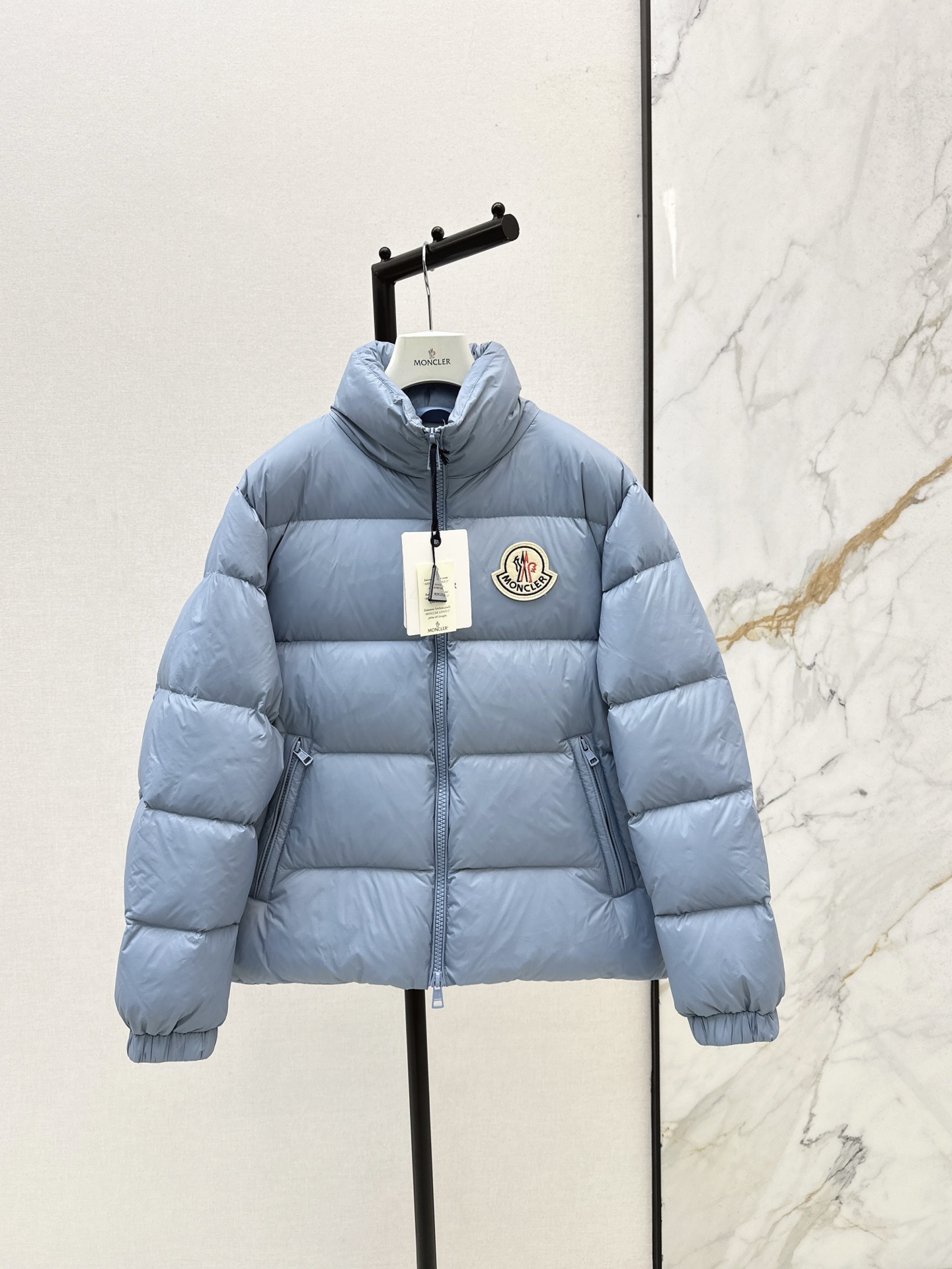 NO:570501,Equipped with dust bag MC 25Ss————The latest autumn and winter logo badge decorated stand collar down jacket. Same style for men and women. Imported machine stitching technology. Classic H version. Interpretation of autumn and winter layering style. Warm artifact. Lightweight and warm fabric. Imported machine gap workmanship is exquisite. National standard 90 white goose down filling. yb hardware accessories. The details are very good. Recommended. Two colors in stock on sale 1/2/3/4/5,, down jacket, alexander wang19860909配防尘袋MC 25Ss—————秋冬最新款logo徽章装饰立领羽绒服 男女同款 进口机压线格工艺 经典H版型 演绎秋冬叠搭造型保暖神器 轻盈保暖面料 进口机缝隙做工精致 国标90白鹅绒填充 yb五金配件 细节很加分 推荐 两色现货发售1/2/3/4/5,,down jacket,alexander wang,Women's clothing