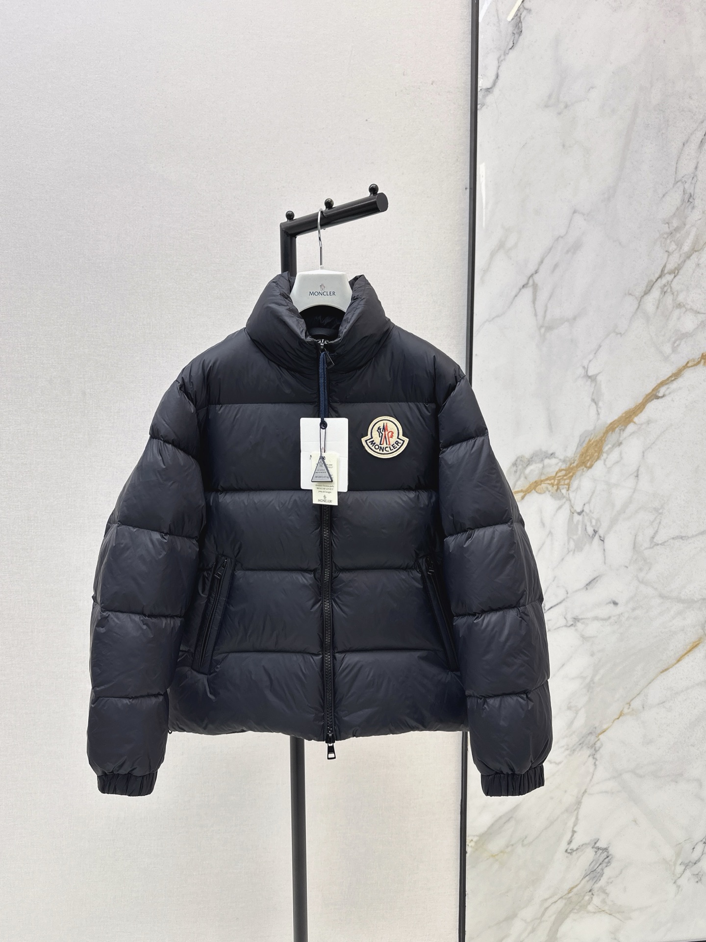 NO:570506,Equipped with dust bag MC 25Ss————The latest autumn and winter logo badge decorated stand collar down jacket. Same style for men and women. Imported machine stitching technology. Classic H version. Interpretation of autumn and winter layering style. Warm artifact. Lightweight and warm fabric. Imported machine gap workmanship is exquisite. National standard 90 white goose down filling. yb hardware accessories. The details are very good. Recommended. Two colors in stock on sale 1/2/3/4/5,, down jacket, alexander wang19860909配防尘袋MC 25Ss—————秋冬最新款logo徽章装饰立领羽绒服 男女同款 进口机压线格工艺 经典H版型 演绎秋冬叠搭造型保暖神器 轻盈保暖面料 进口机缝隙做工精致 国标90白鹅绒填充 yb五金配件 细节很加分 推荐 两色现货发售1/2/3/4/5,,down jacket,alexander wang,Women's clothing