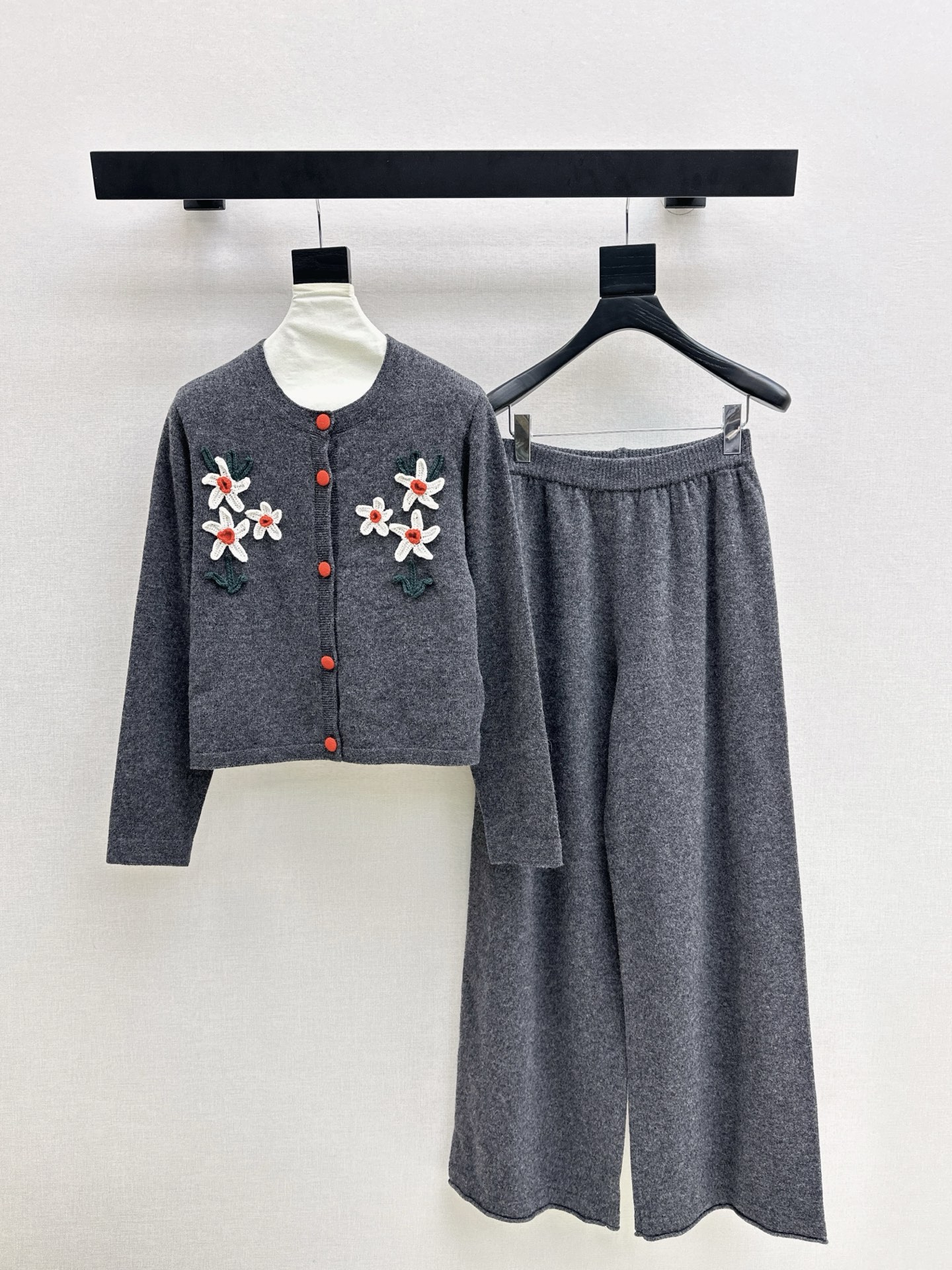 NO:570530,Exclusive style, fashionable design 25Ss - the latest new Chinese style knitted suit for early autumn. Three-dimensional flower embroidery decorated round neck cardigan + elastic waist straight pants. Exquisite beauty. The overall feeling is very simple and elegant. When paired together, it will give you a gentle, beautiful and touching feeling. The color and pattern are impeccable. A must-have for lazy people. It will look good no matter how you wear it. The texture of the fabric is excellent. It is made of custom-made wool fabric. The details are in place. Available in one set.  Two colors ready for sale sml,,alexander wang19860909独家款 时髦设计 25Ss———早秋最新款新国风针织套装 立体花朵刺绣装饰圆领开衫+松紧腰直筒裤 精致美感 整体给人感觉特别的简约大气 一套搭配起来给你人一种温柔美丽动人的感觉 颜色跟版型都无可挑剔 懒人必备一套怎么搭都好看 面料质感一绝 采用的是定制羊毛面料 细节很到位 一套出 两色现货发售sml,,alexander wang,Women's clothing