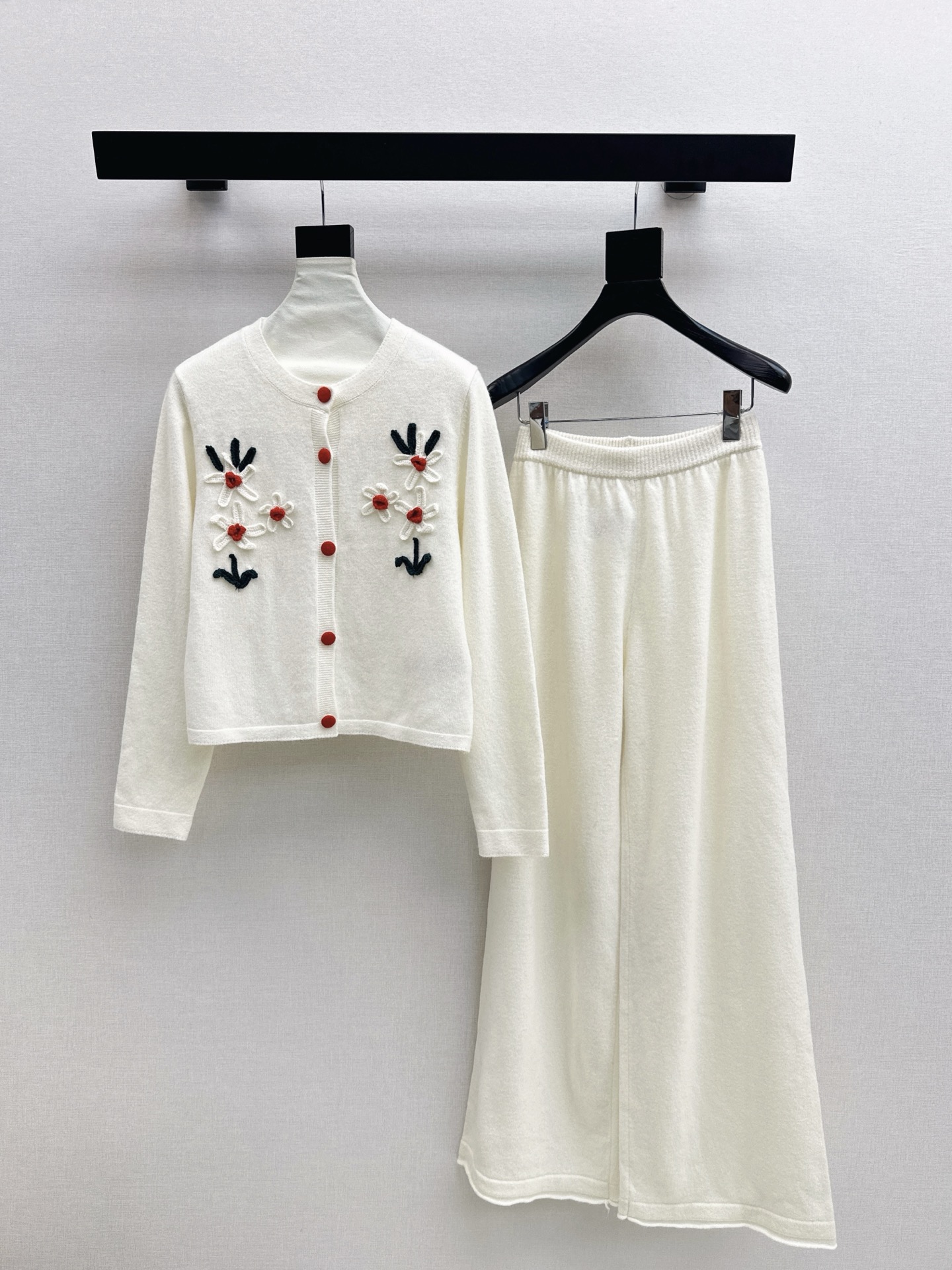 NO:570524,Exclusive style, fashionable design 25Ss - the latest new Chinese style knitted suit for early autumn. Three-dimensional flower embroidery decorated round neck cardigan + elastic waist straight pants. Exquisite beauty. The overall feeling is very simple and elegant. When paired together, it will give you a gentle, beautiful and touching feeling. The color and pattern are impeccable. A must-have for lazy people. It will look good no matter how you wear it. The texture of the fabric is excellent. It is made of custom-made wool fabric. The details are in place. Available in one set.  Two colors ready for sale sml,,alexander wang19860909独家款 时髦设计 25Ss———早秋最新款新国风针织套装 立体花朵刺绣装饰圆领开衫+松紧腰直筒裤 精致美感 整体给人感觉特别的简约大气 一套搭配起来给你人一种温柔美丽动人的感觉 颜色跟版型都无可挑剔 懒人必备一套怎么搭都好看 面料质感一绝 采用的是定制羊毛面料 细节很到位 一套出 两色现货发售sml,,alexander wang,Women's clothing