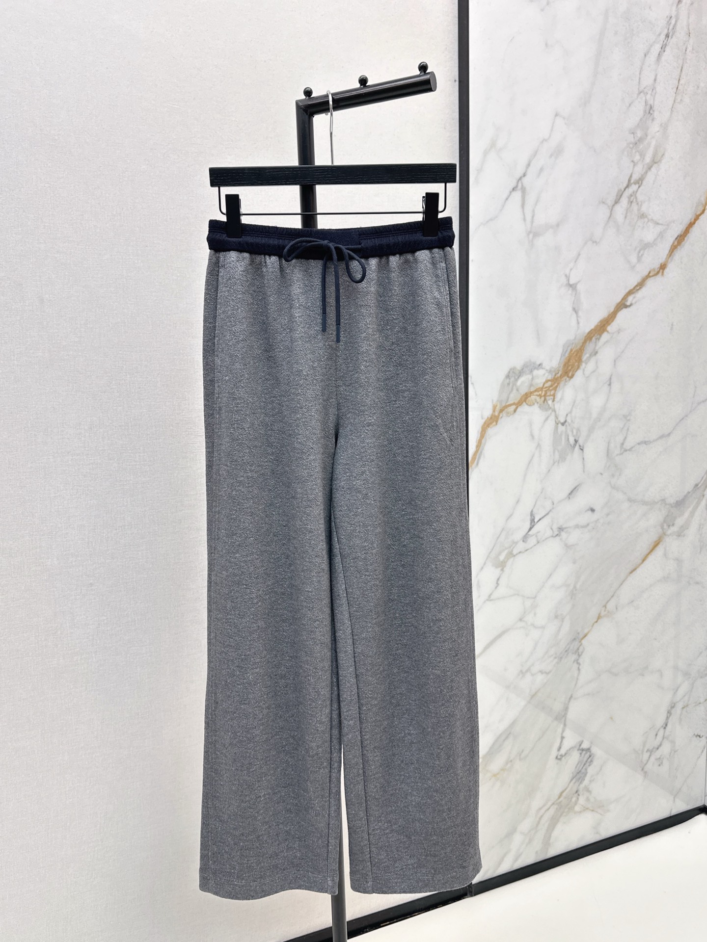 NO:570519,Fashionable design 25Ss - the latest minimalist style thickened straight pants for autumn and winter. Comfortable and stylish. Elegant design. Can be worn by everyday office workers to interpret classic British fashion. A timeless item that can be worn perfectly in all kinds of styles~casual and girly. Available in three colors. sml,,alexander wang19860909时髦设计 25Ss———秋冬最新款极简风加厚直筒裤 质感舒适又有型 优雅气质设计 日常OL都可穿搭演绎经典英伦时尚 一款永不过时的单品 各种都能完美驾驭～休闲少女感 三色现货发售 sml,,alexander wang,Women's clothing