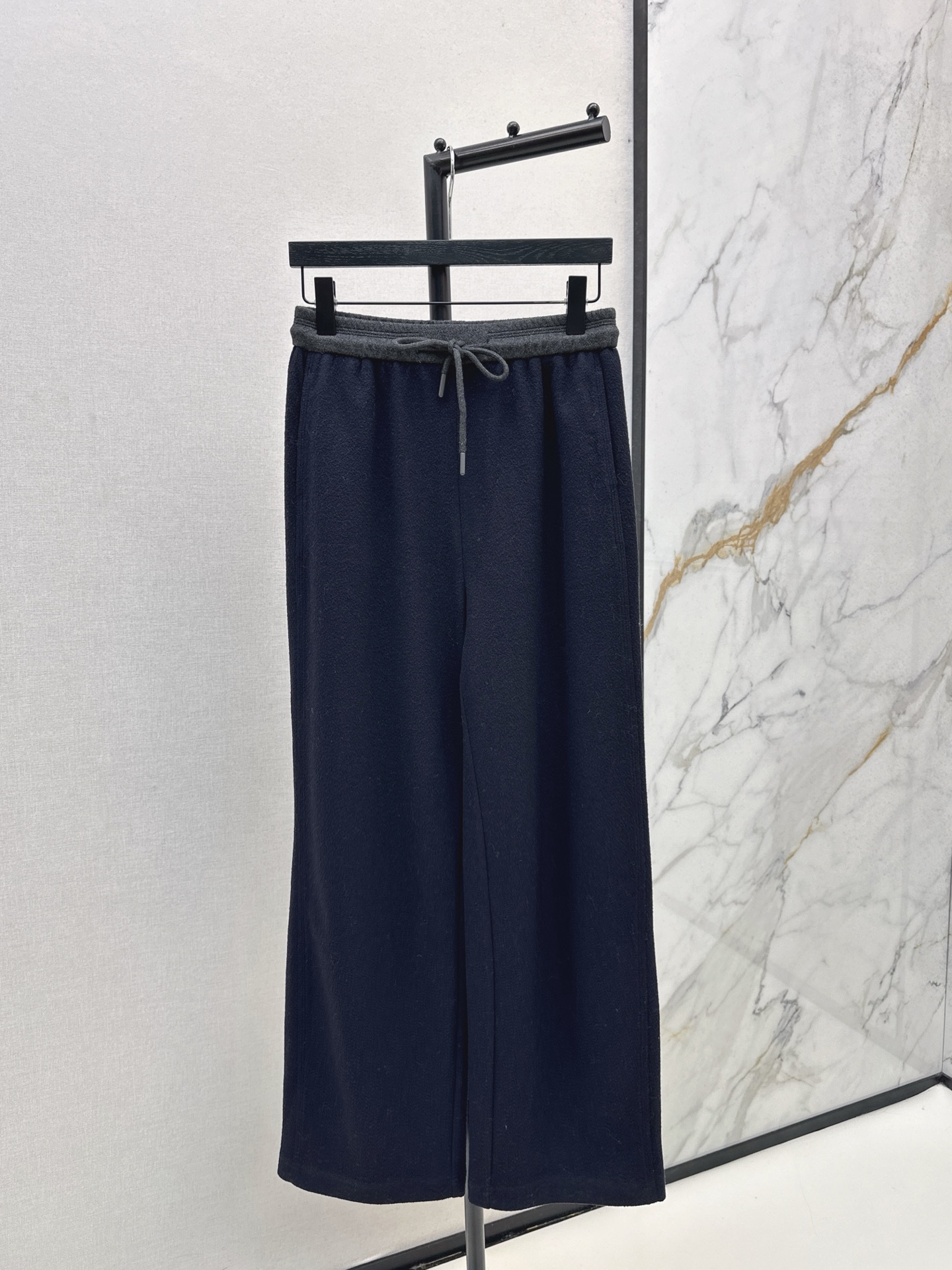 NO:570515,Fashionable design 25Ss - the latest minimalist style thickened straight pants for autumn and winter. Comfortable and stylish. Elegant design. Can be worn by everyday office workers to interpret classic British fashion. A timeless item that can be worn perfectly in all kinds of styles~casual and girly. Available in three colors. sml,,alexander wang19860909时髦设计 25Ss———秋冬最新款极简风加厚直筒裤 质感舒适又有型 优雅气质设计 日常OL都可穿搭演绎经典英伦时尚 一款永不过时的单品 各种都能完美驾驭～休闲少女感 三色现货发售 sml,,alexander wang,Women's clothing